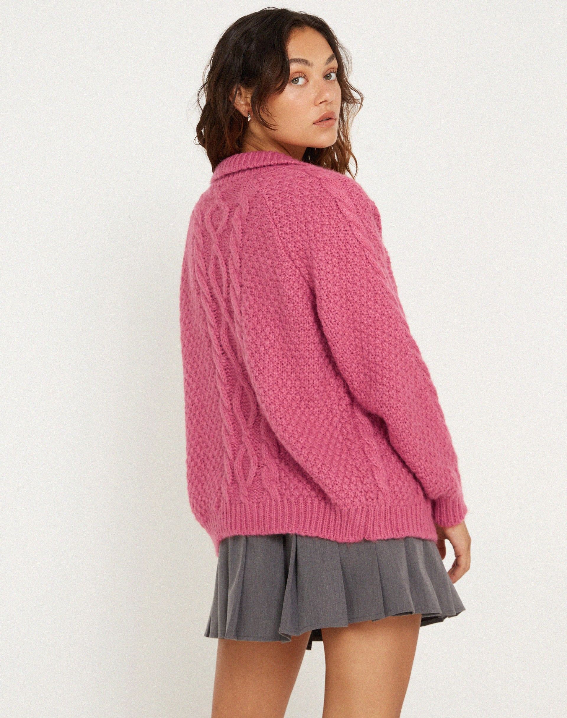 immagine di Triny Cardi in maglia a cavi rosa