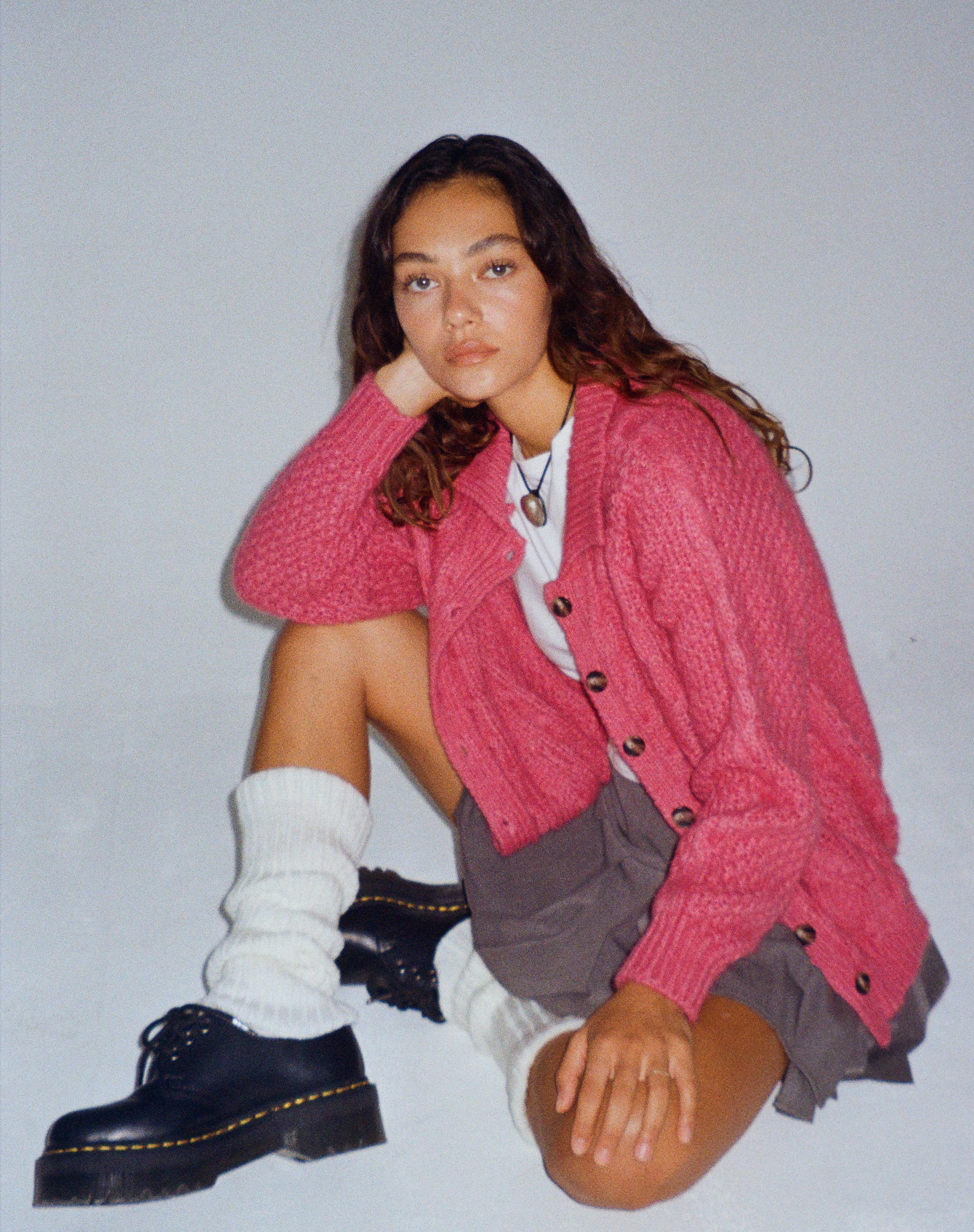 immagine di Triny Cardi in maglia a cavi rosa