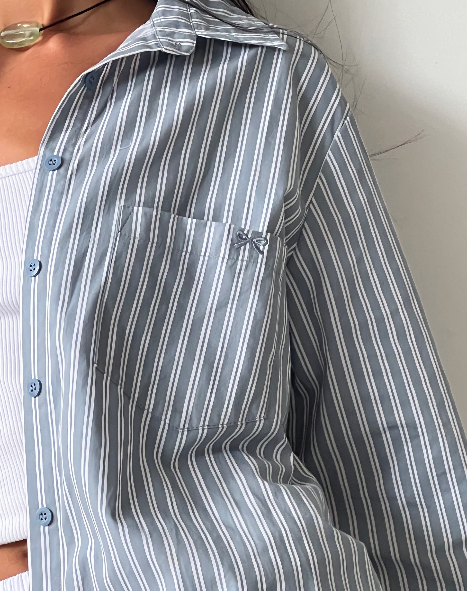 Immagine di MOTEL X JACQUIE Turner Shirt a righe grigie e bianche con ricamo M