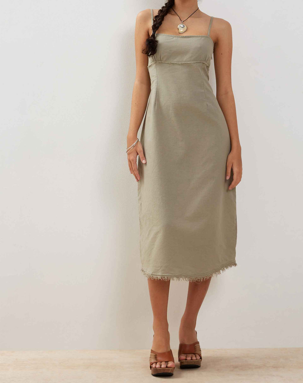 Una Distressed Hem Midi Slip Dress in lino verde ardesia