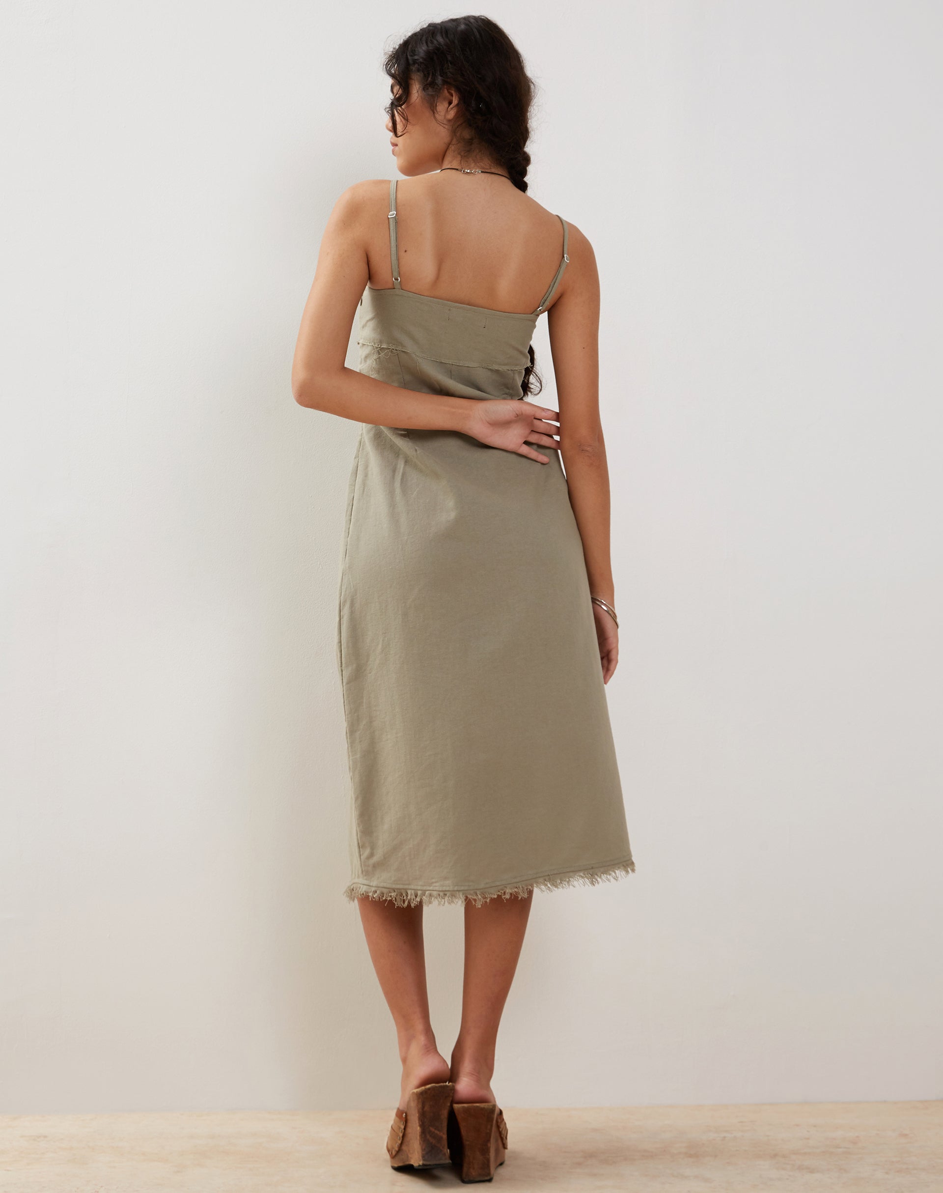 Immagine di Una Distressed Hem Midi Slip Dress in lino verde ardesia