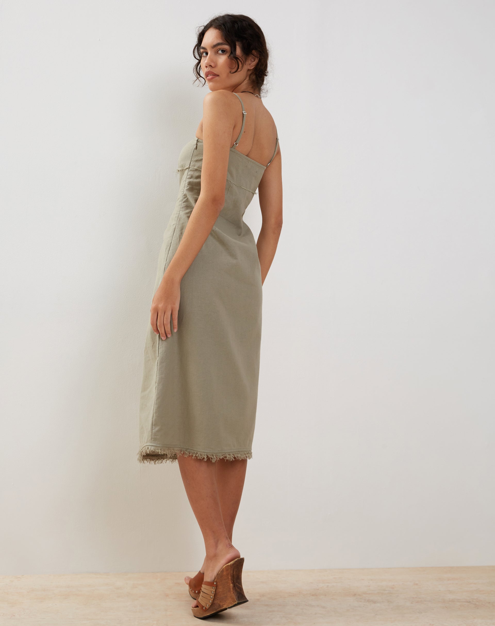 Immagine di Una Distressed Hem Midi Slip Dress in lino verde ardesia