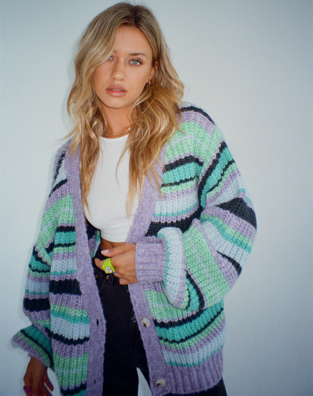 Uriela Cardi in viola a righe