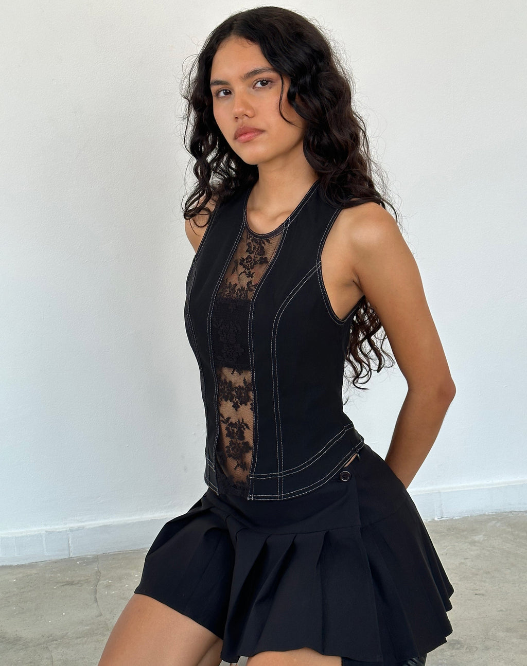 Top con pannello in pizzo Verbena in nero Sartoria