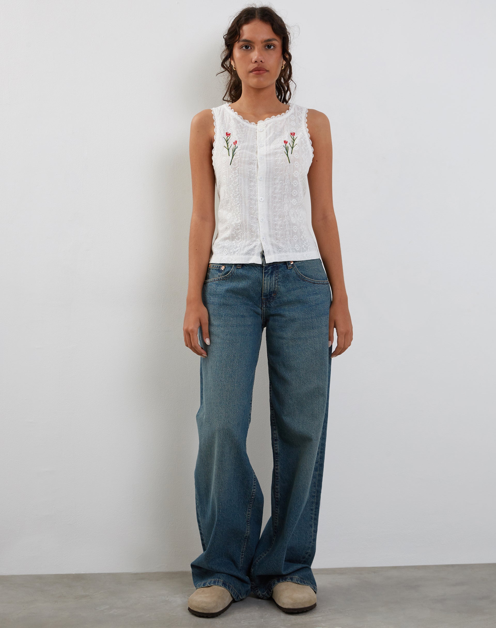Immagine di Vezia Top senza maniche in broderie bianco con ricamo di rose