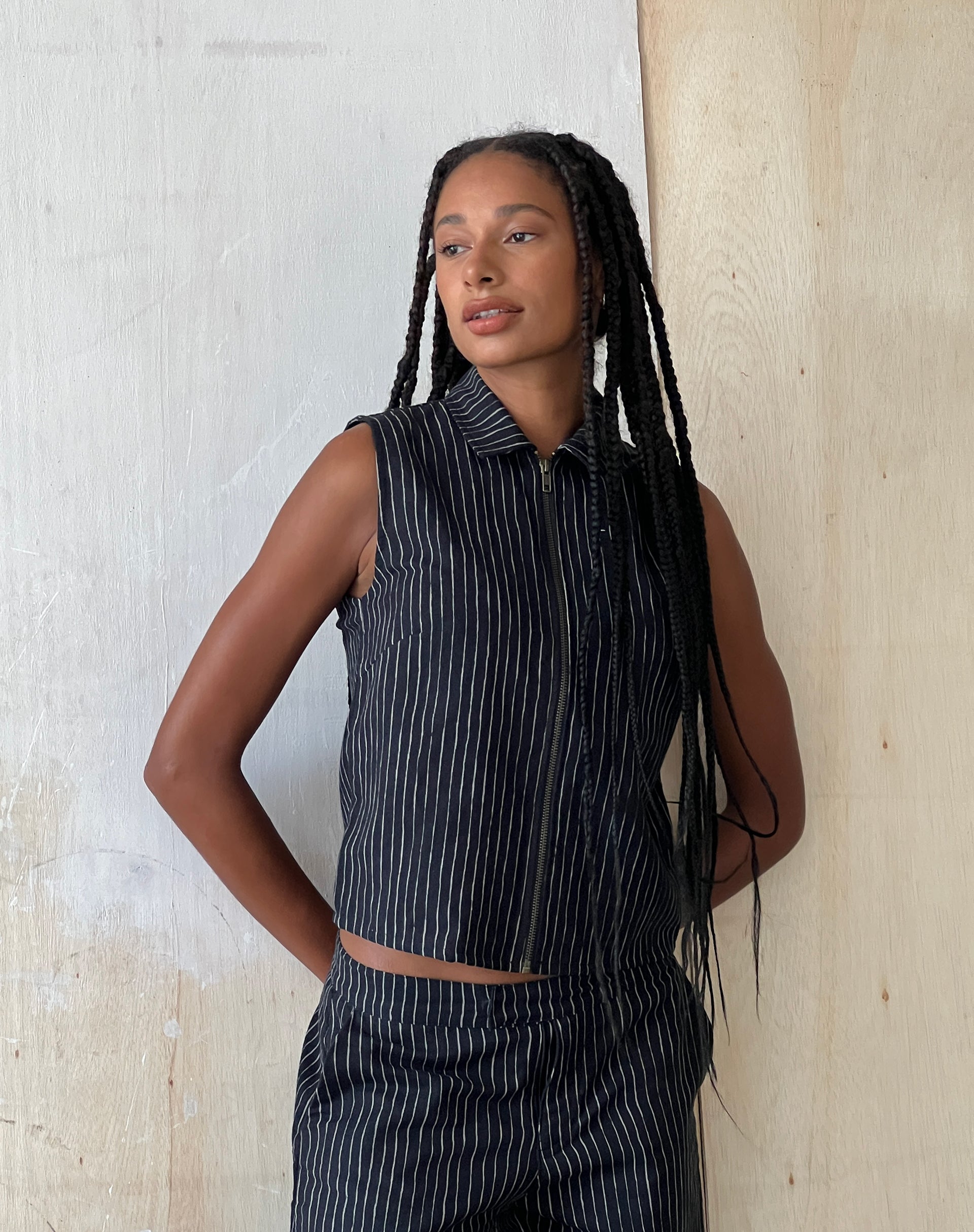Immagine di MOTEL X JACQUIE Virago Giacca senza maniche con zip in Sketchy Stripe Nero