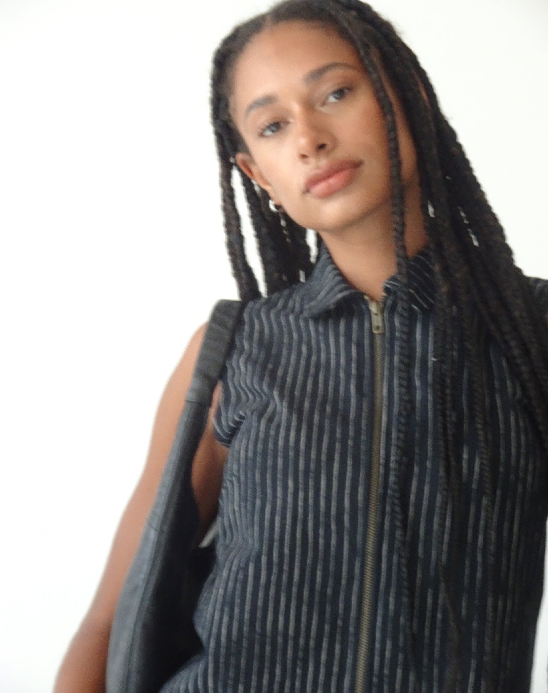 Immagine di MOTEL X JACQUIE Virago Giacca senza maniche con zip in Sketchy Stripe Nero