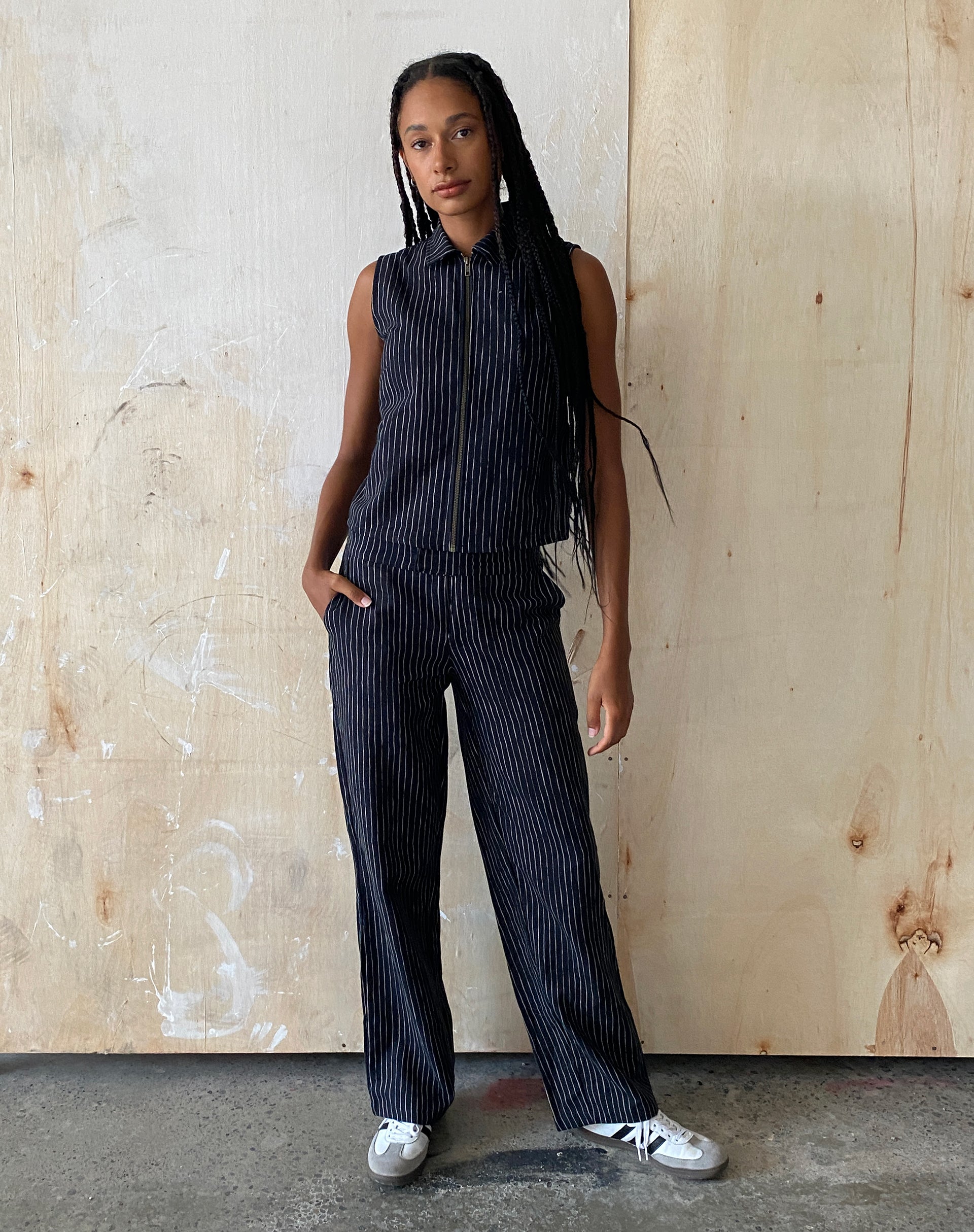 Immagine di MOTEL X JACQUIE Virago Giacca senza maniche con zip in Sketchy Stripe Nero
