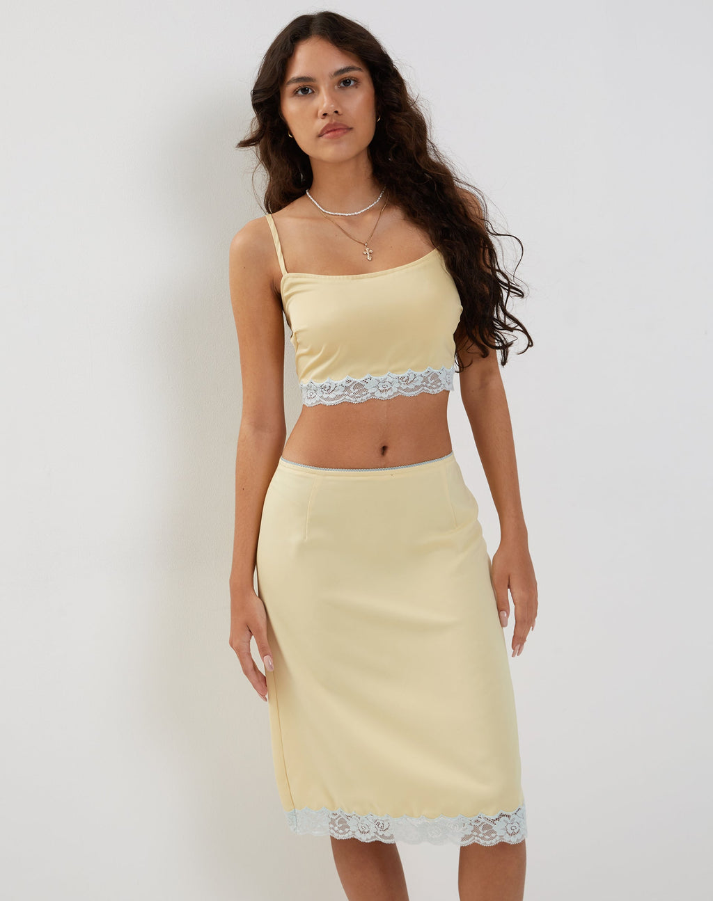 Virni Cami Crop Top in raso giallo pallido