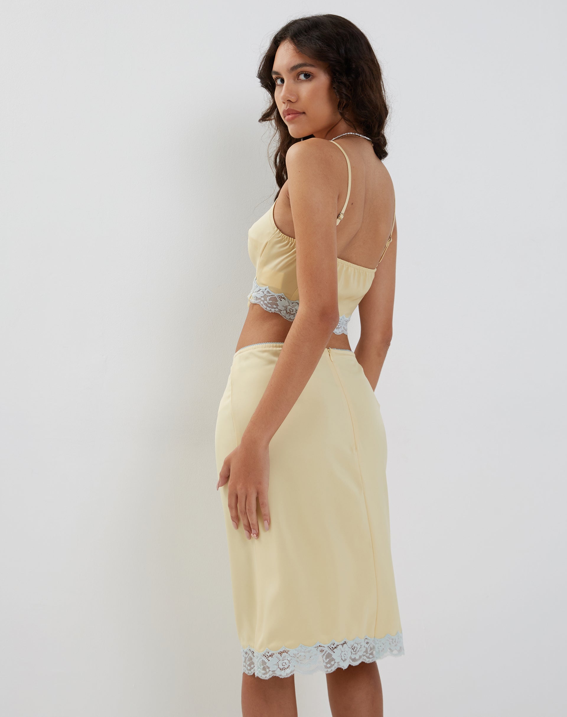 Immagine di Virni Cami Crop Top in raso giallo pallido
