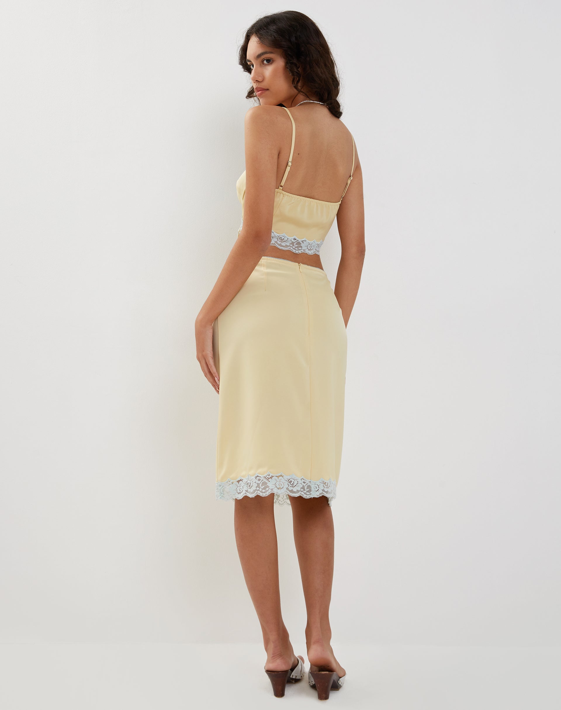 Immagine di Virni Cami Crop Top in raso giallo pallido