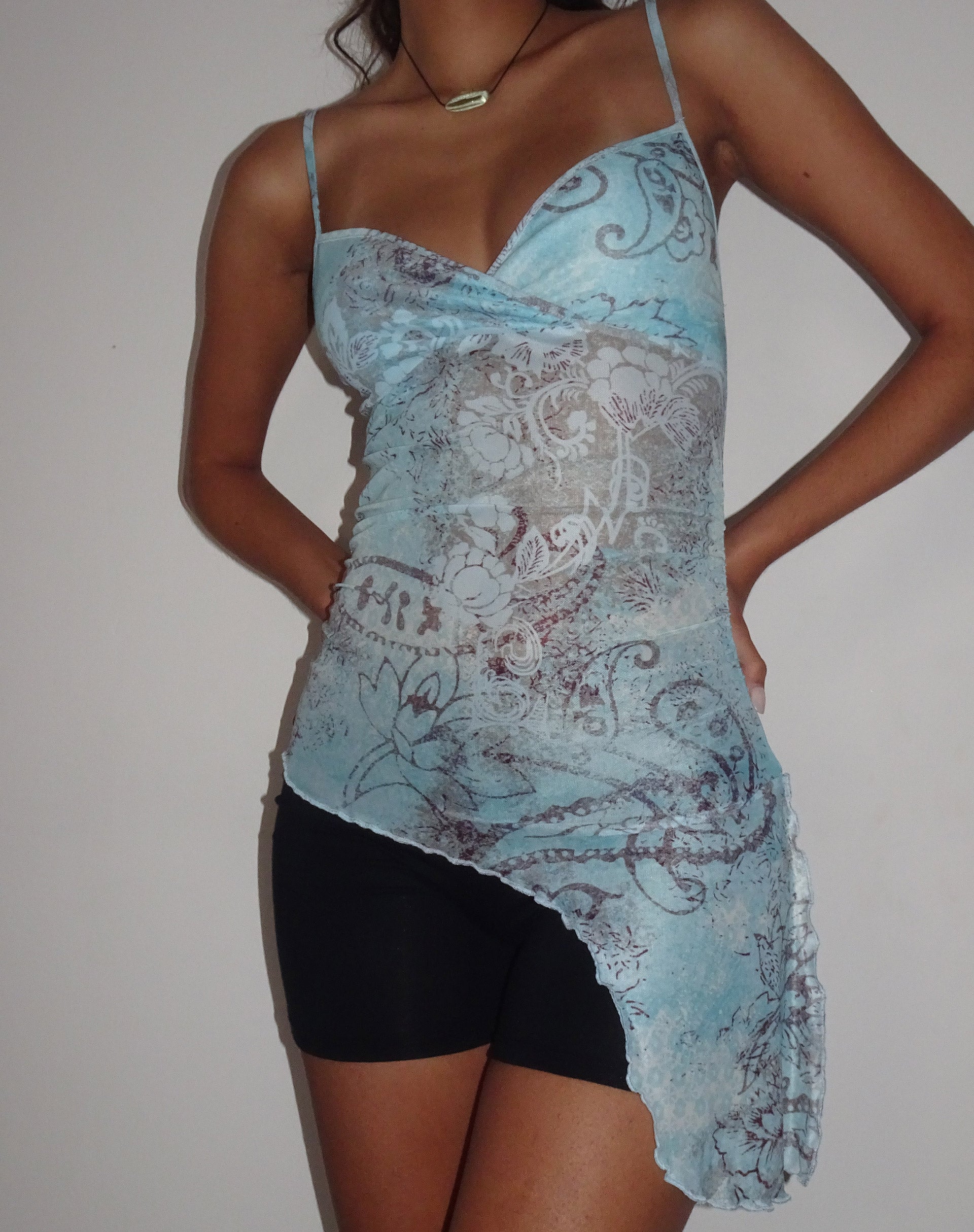 Immagine di Warica Cami Top asimmetrico in blu Paisley astratto rustico