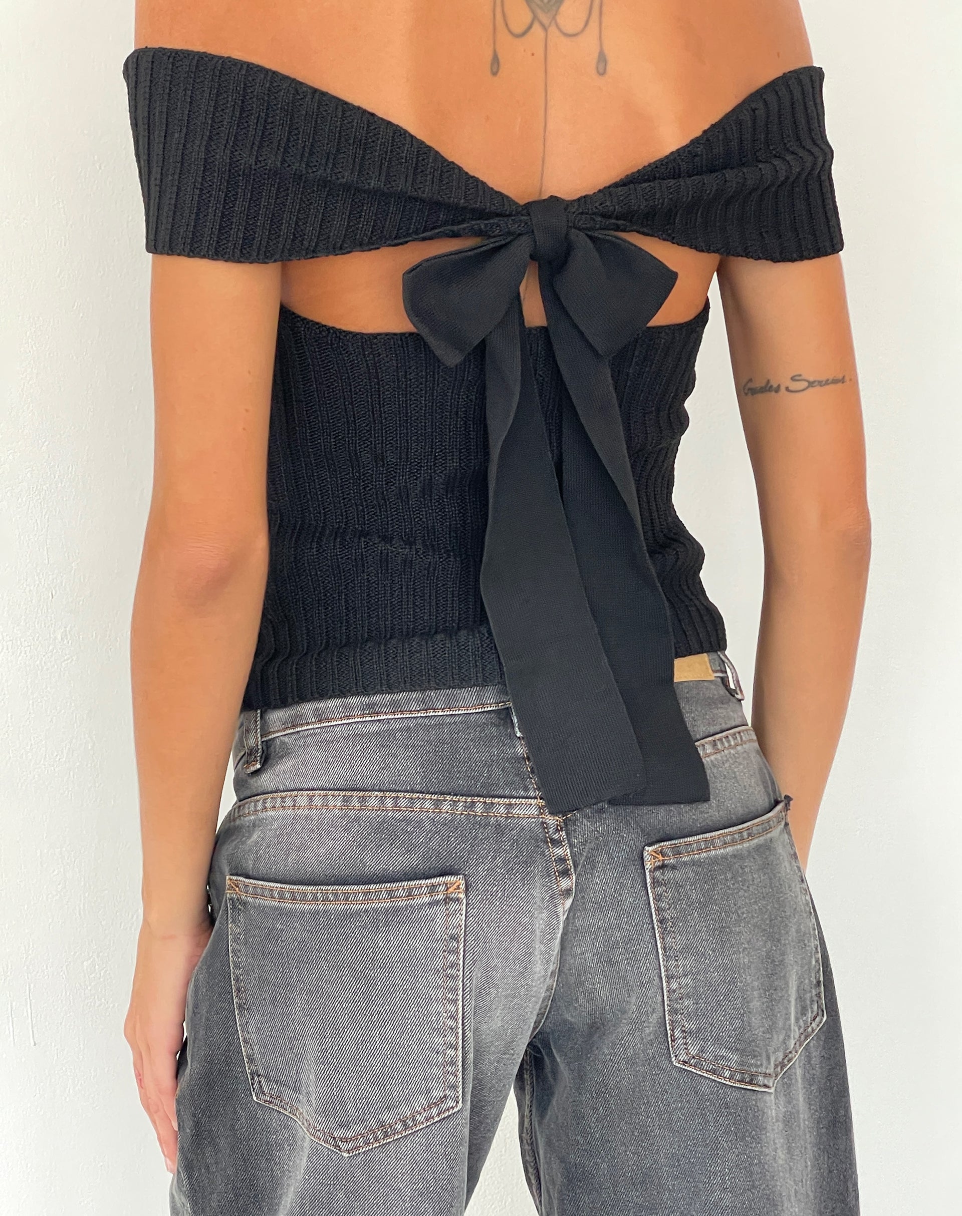 Immagine di Wilda Bardot Top con fiocco in maglia nera