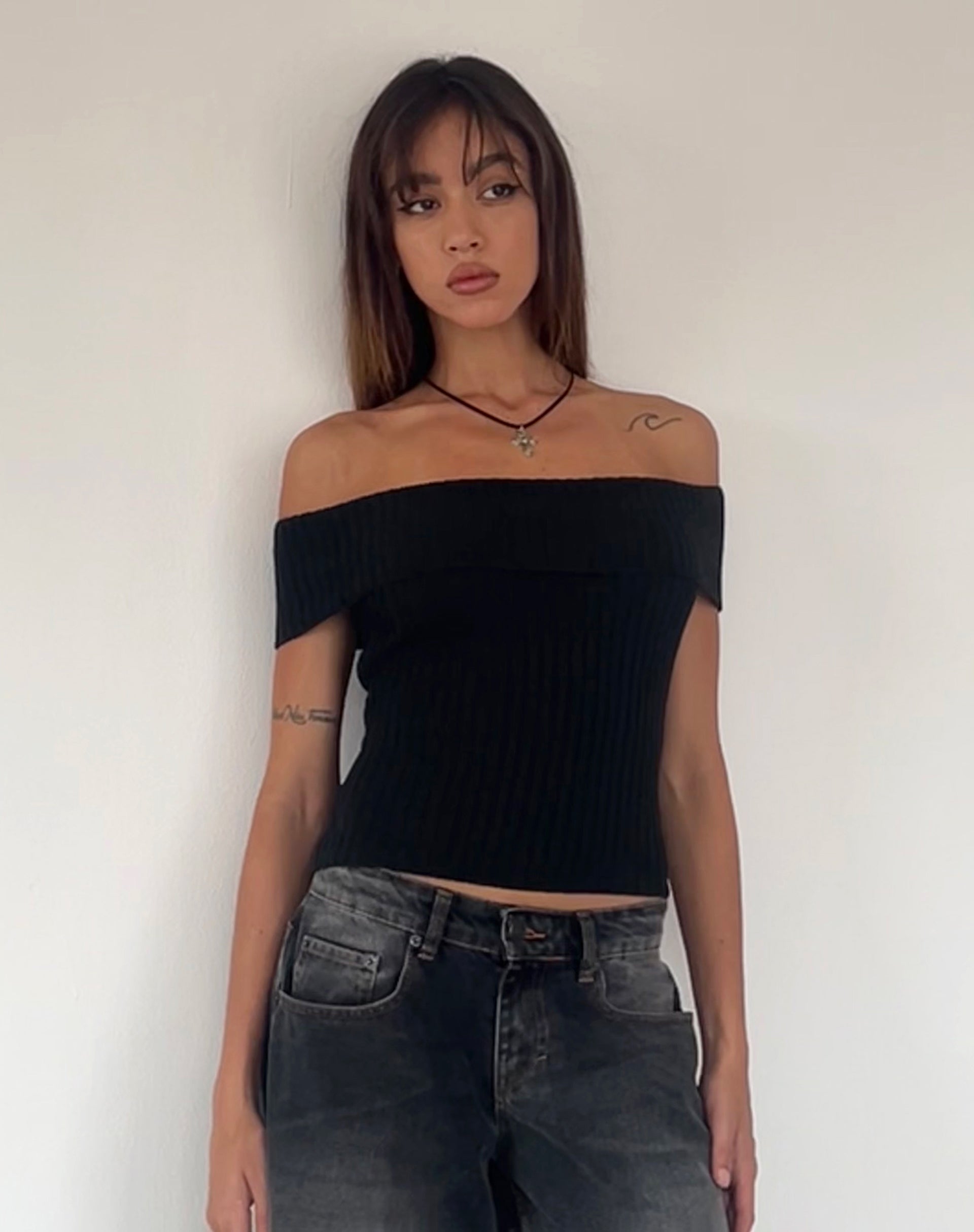 Immagine di Wilda Bardot Top con fiocco in maglia nera