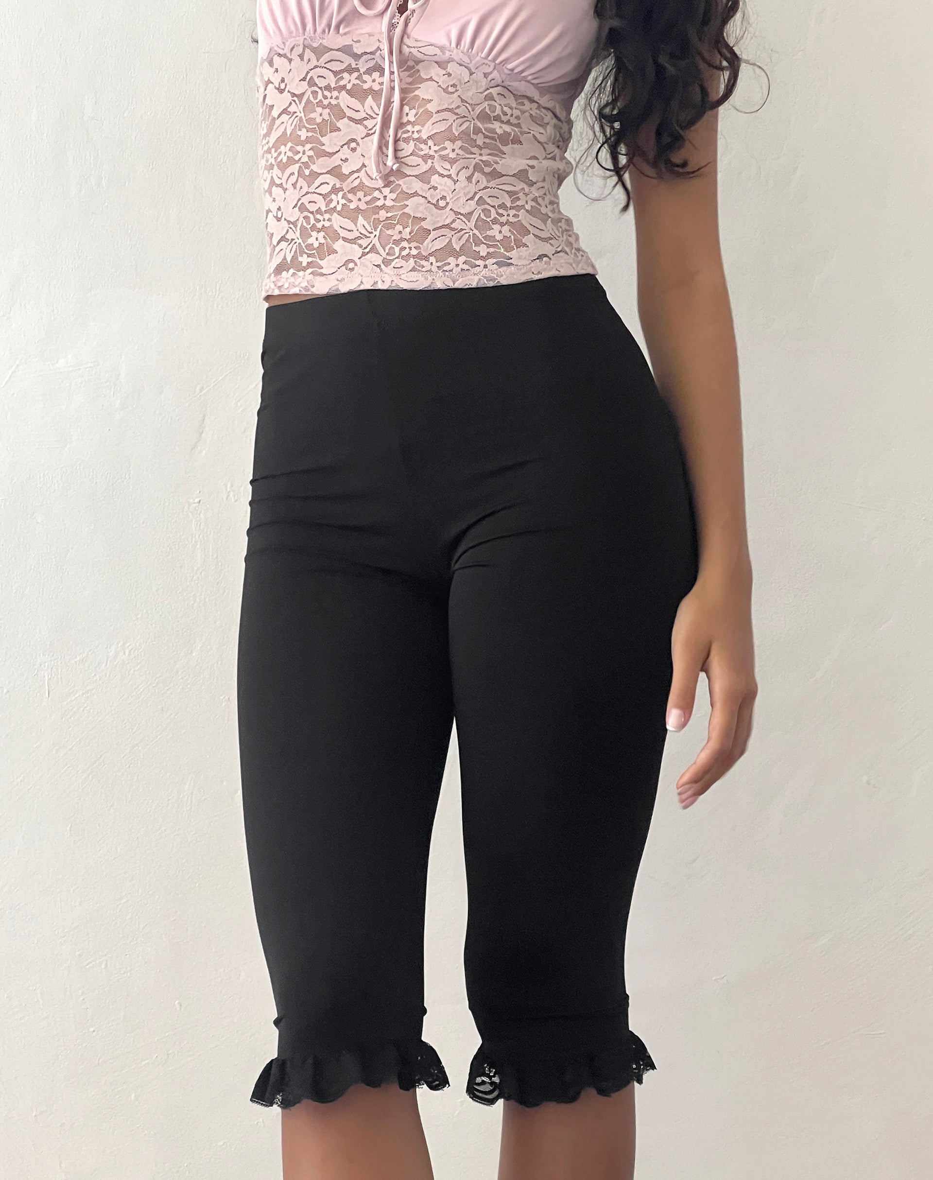 Immagine di Annika Lace Frill Capri Trouser in nero