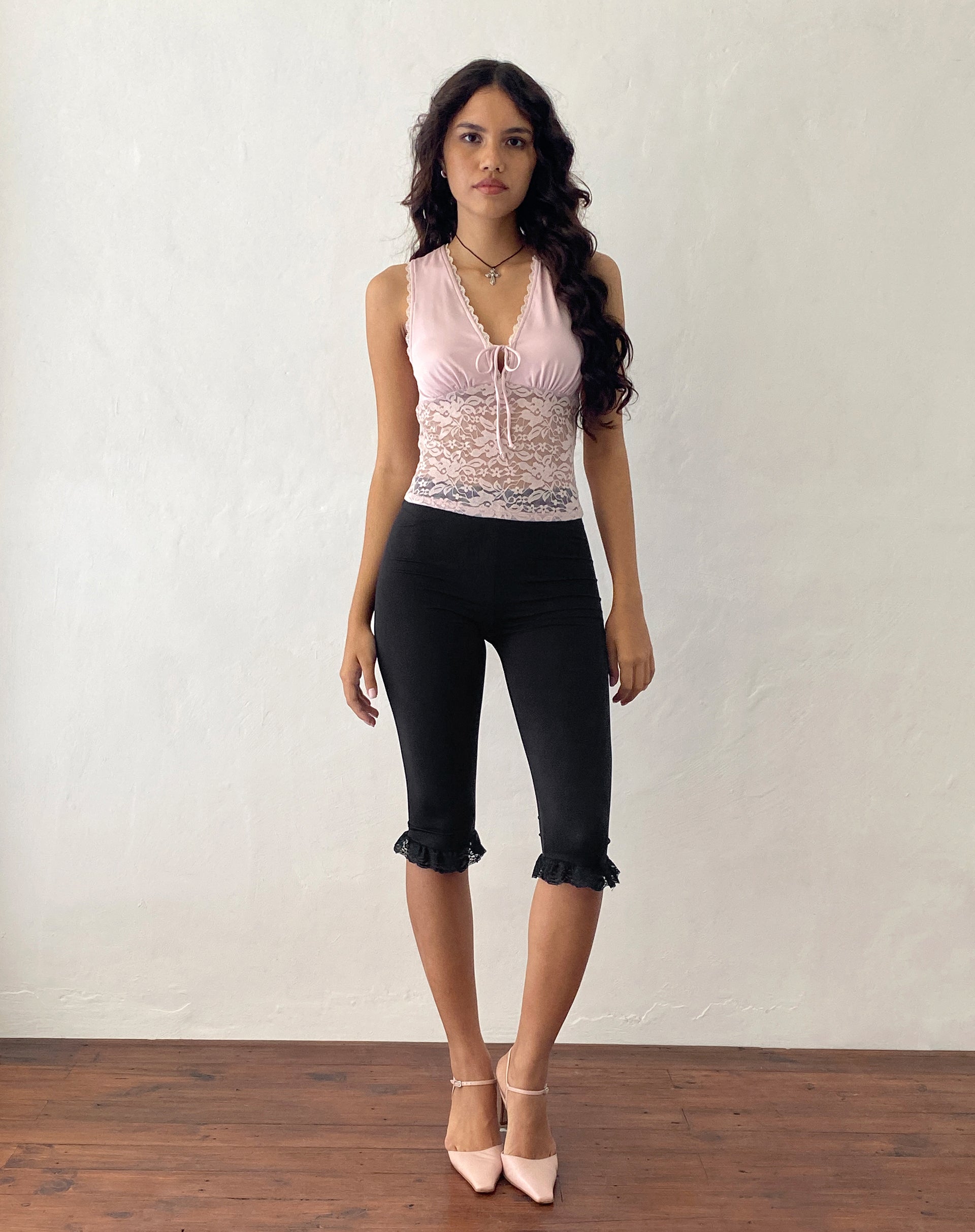 Immagine di Annika Lace Frill Capri Trouser in nero