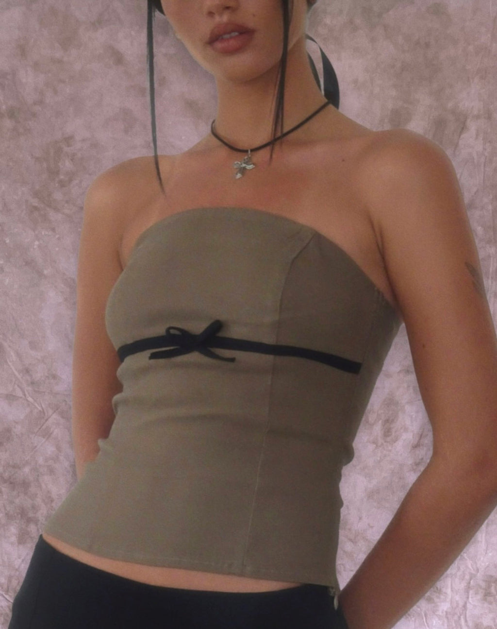 Top a fascia Woyla in Coco con fiocco nero