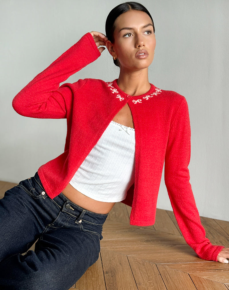 Immagine del cardigan Wunara in rosso con fiocchi rosa