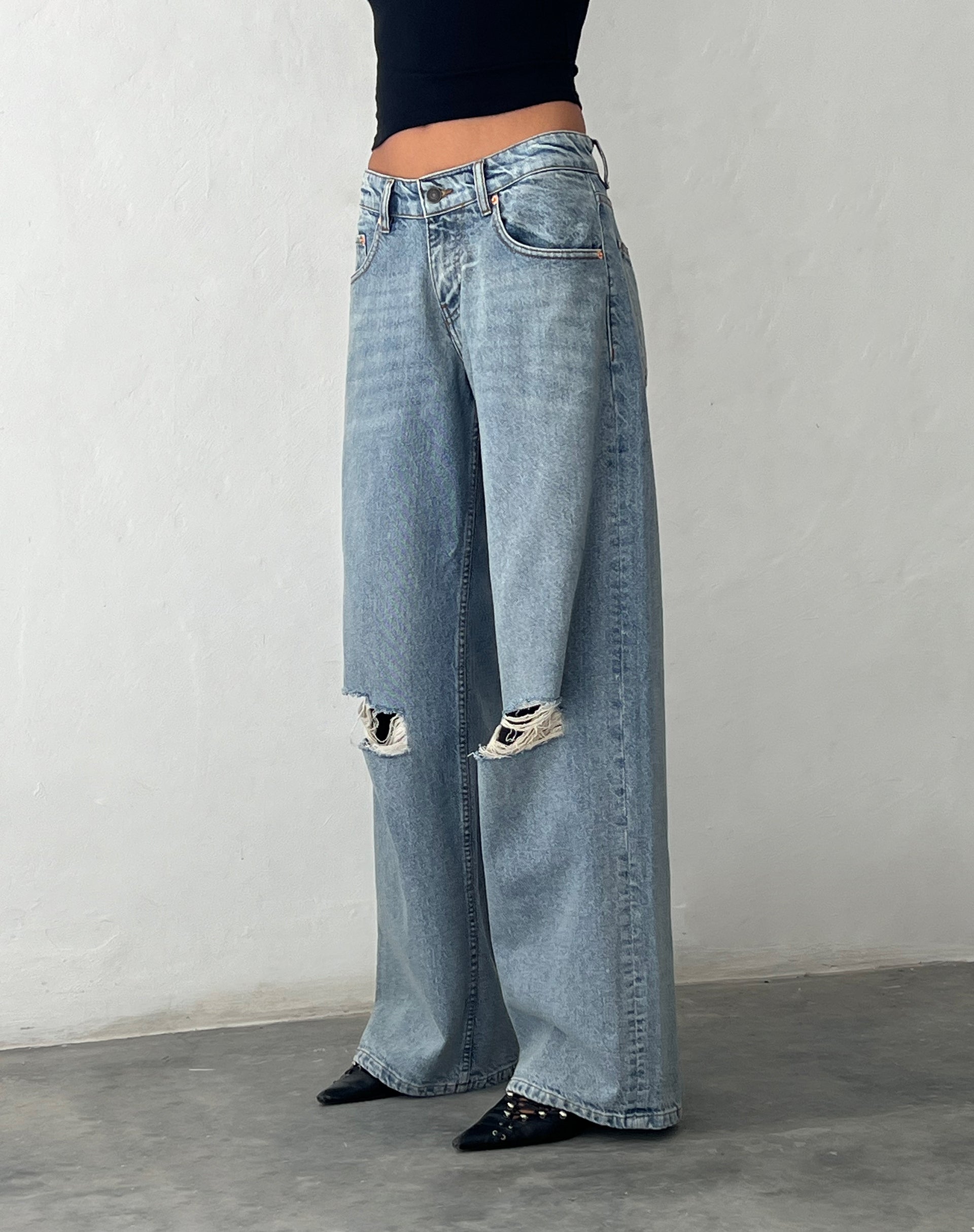 immagine di Jean strappati, extra larghi e a vita bassa con lavaggio blu vintage