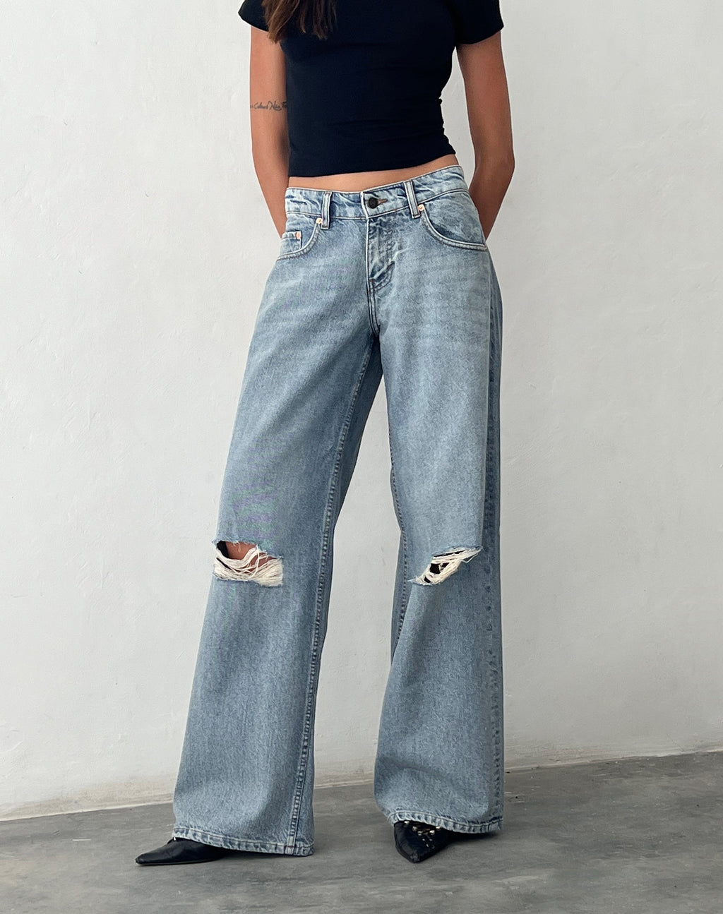 Jeans strappati extra larghi a vita bassa con lavaggio blu vintage