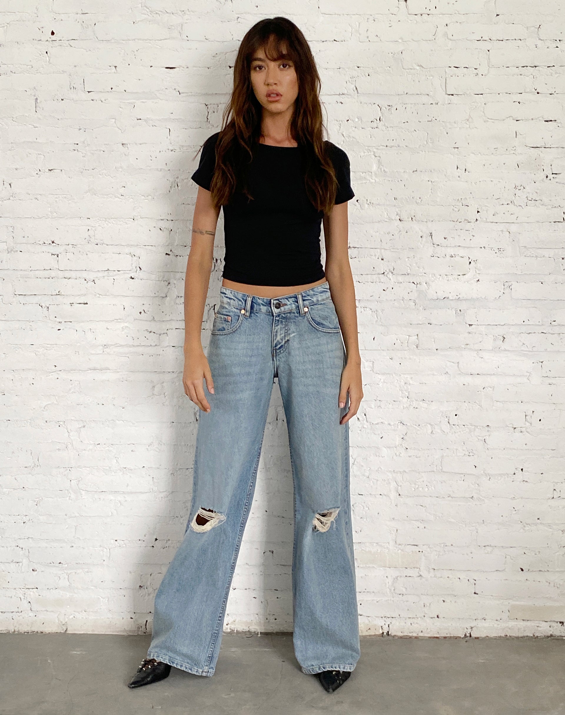 immagine di Jean strappati, extra larghi e a vita bassa con lavaggio blu vintage