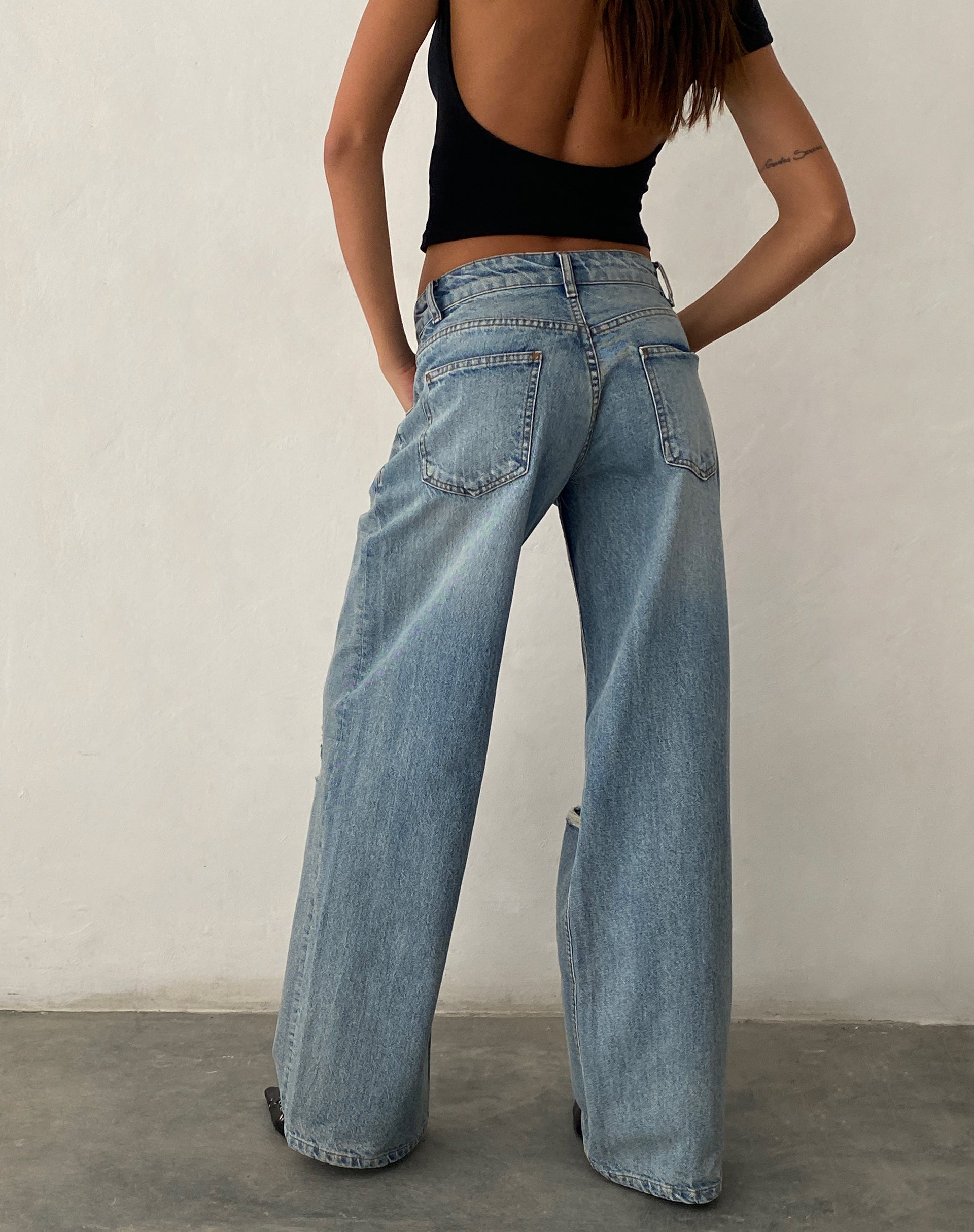 immagine di Jean strappati, extra larghi e a vita bassa con lavaggio blu vintage