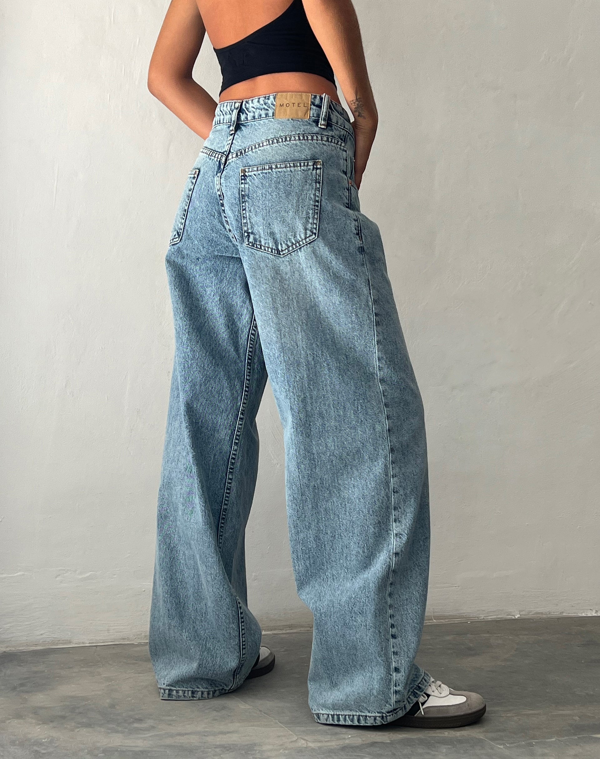 Immagine di Roomy Jeans extra larghi a vita bassa con lavaggio blu vintage