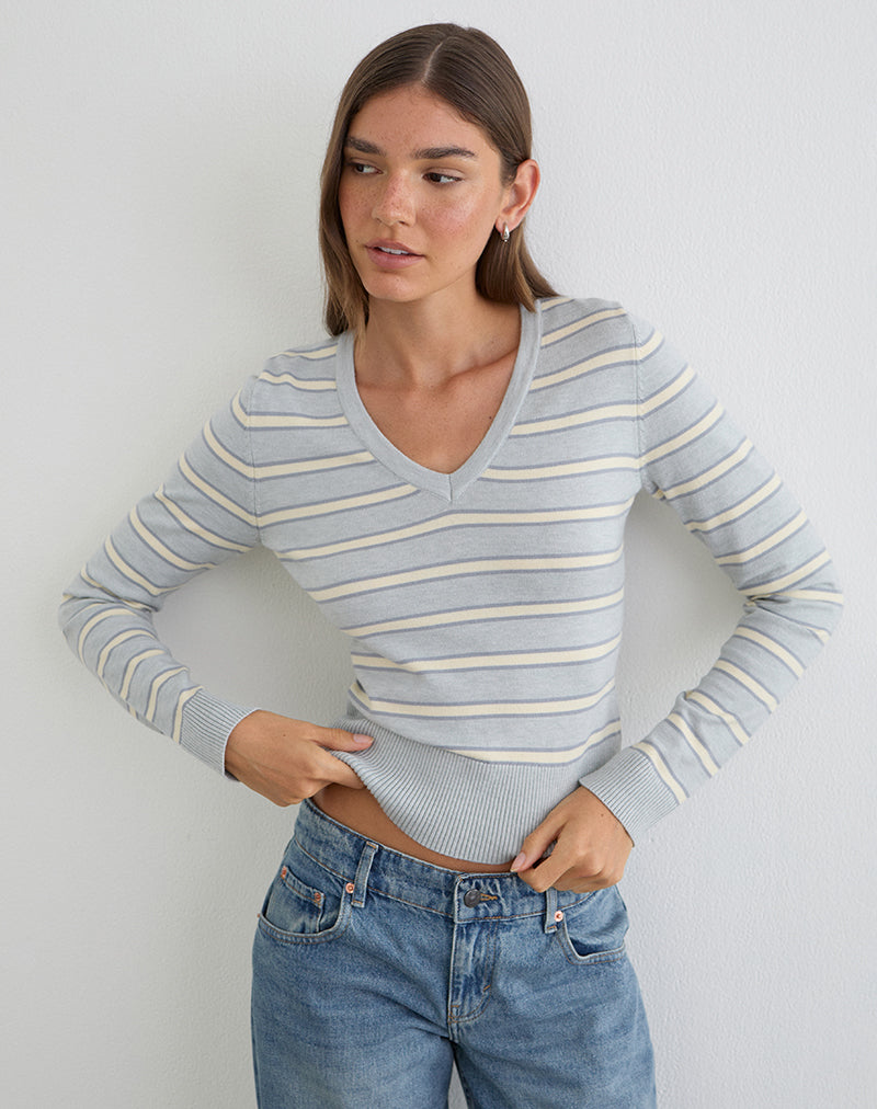 Immagine del maglione Yasra in maglia a righe color crema e grigio