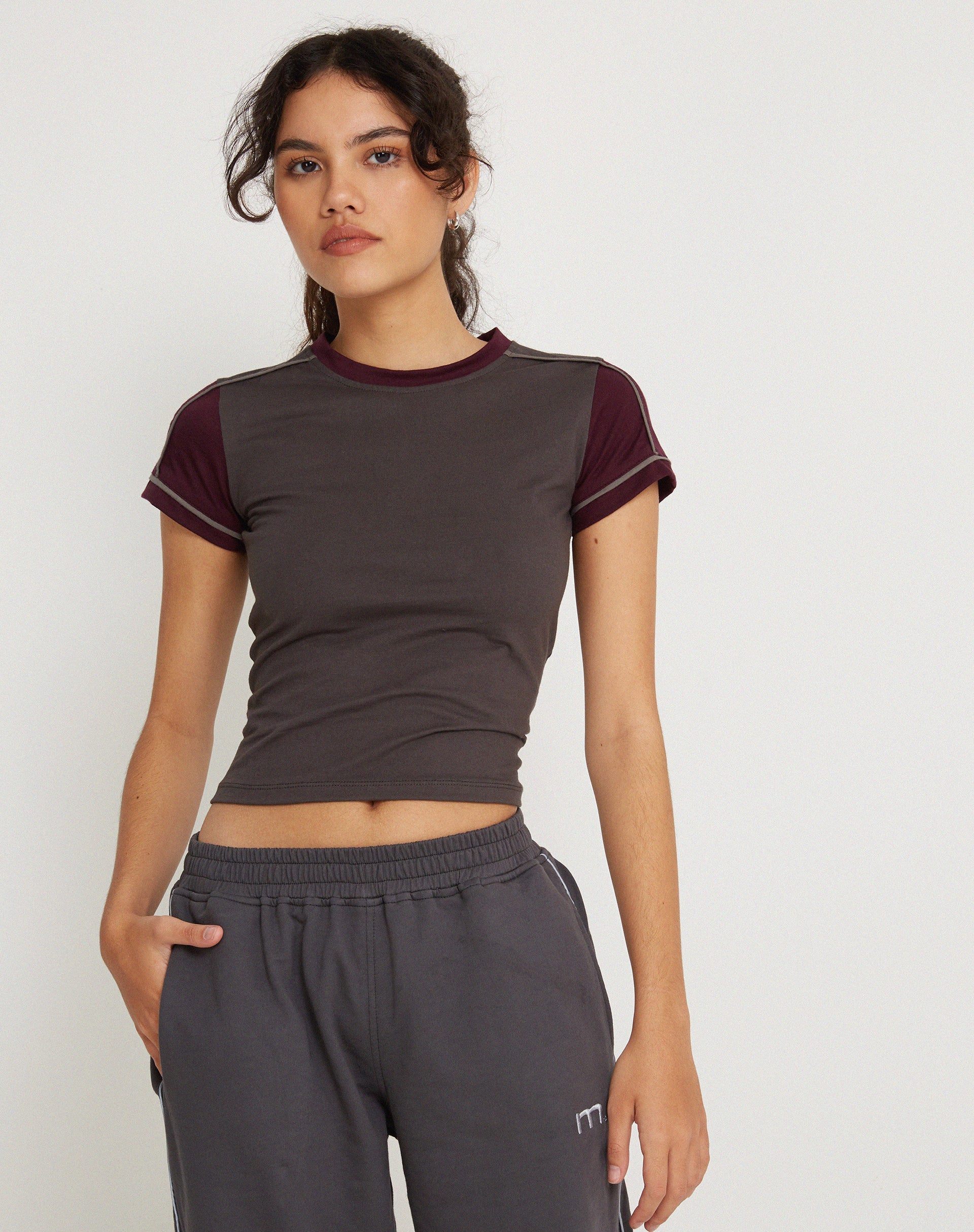Immagine di Sivan Tee in Beluga Oxblood Cloudburst