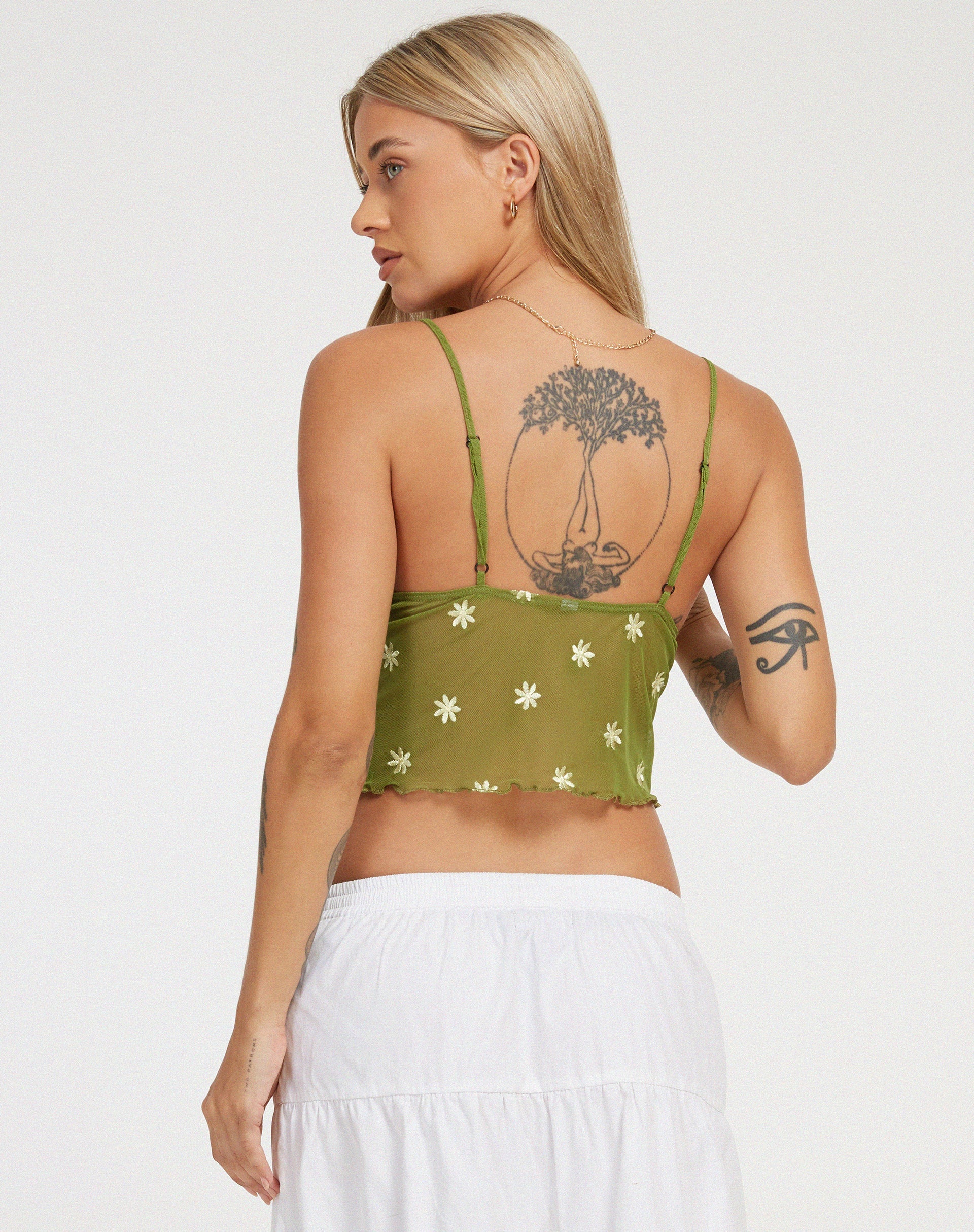 immagine di Yenika Cami Top in verde muschio con ricamo di margherite e crema