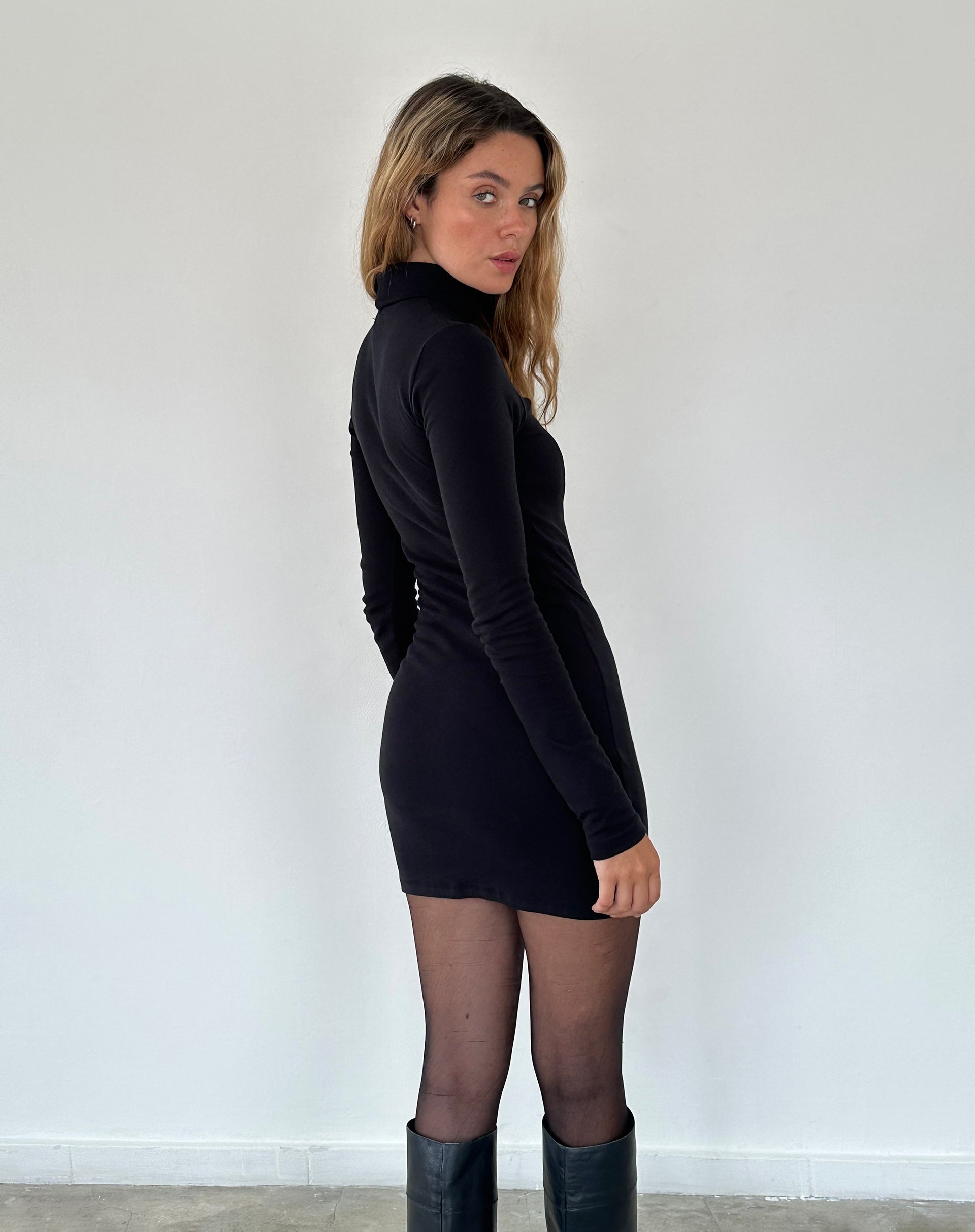 Immagine di Yrion Mini Dress Bodycon con collo a tartaruga in nero