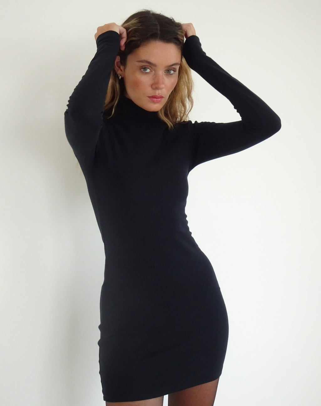 Mini abito Bodycon con scollo a tartaruga Yrion in nero