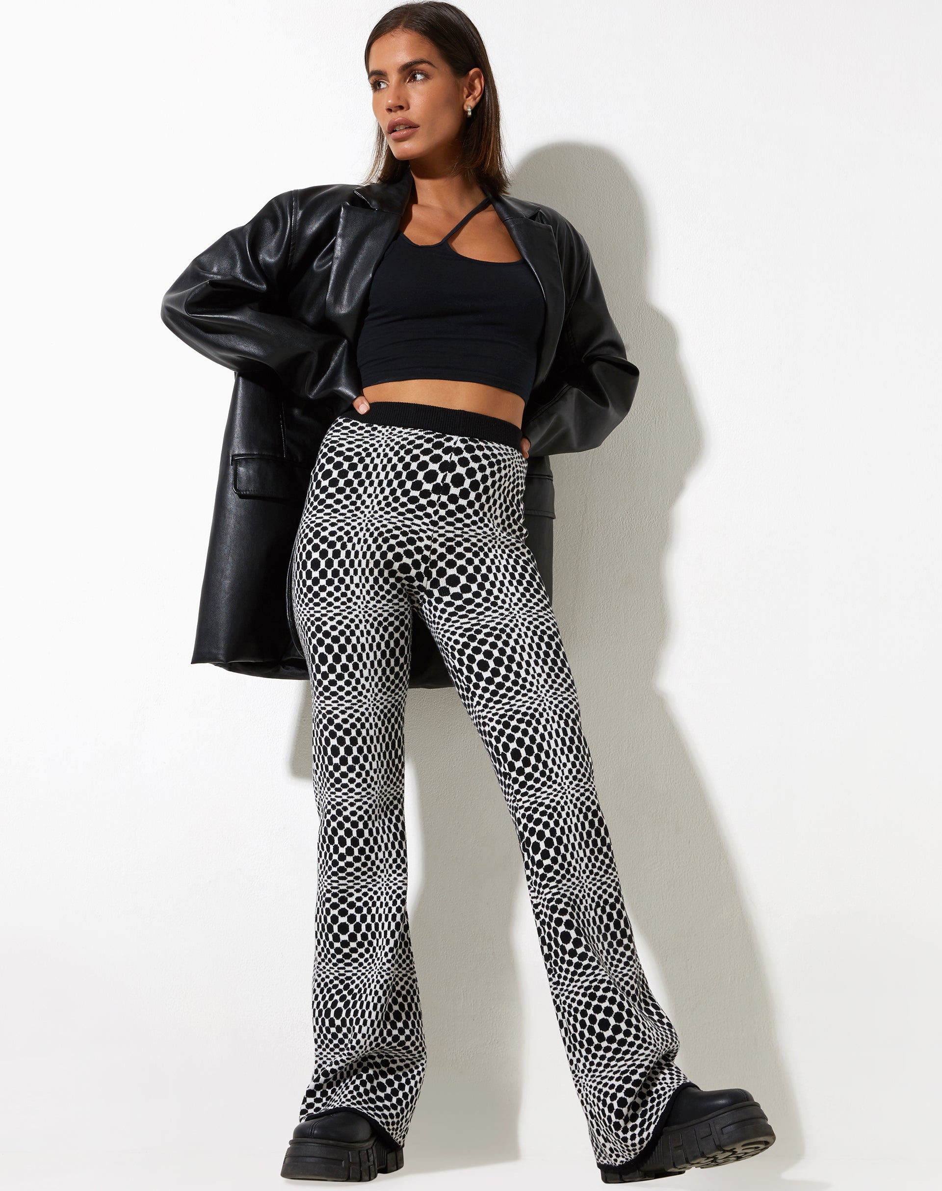 Immagine del pantalone Yuana in monocromo ottico quadrato bianco e nero