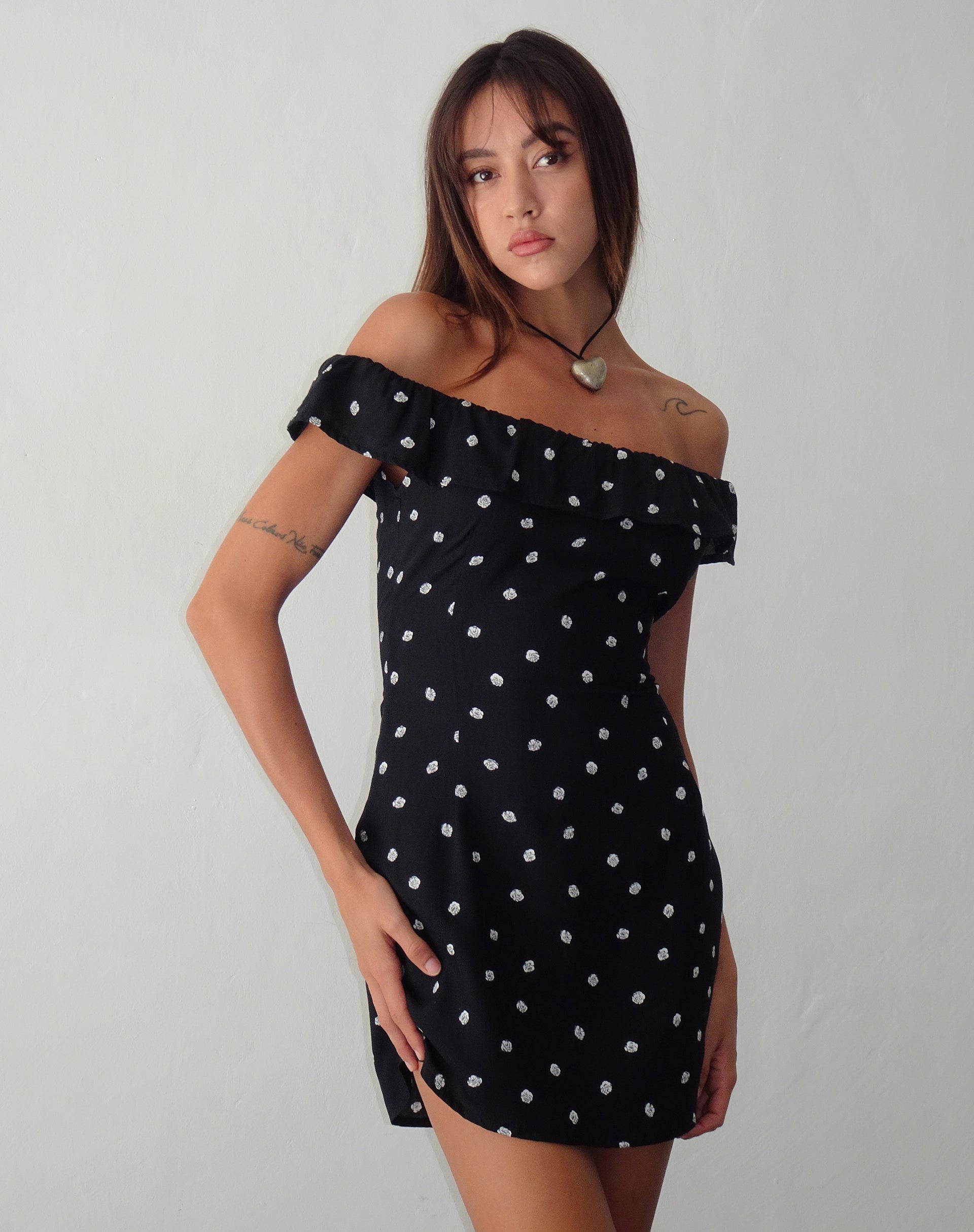 Immagine di Yudia Bardot Mini Dress in Ditsy Rose Nero