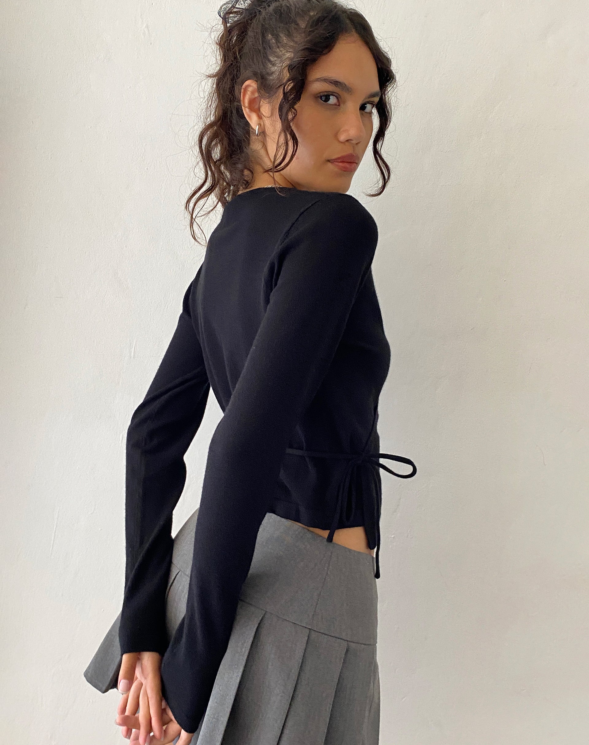 immagine di Zelda Cardigan a portafoglio in maglia nera con rosetta