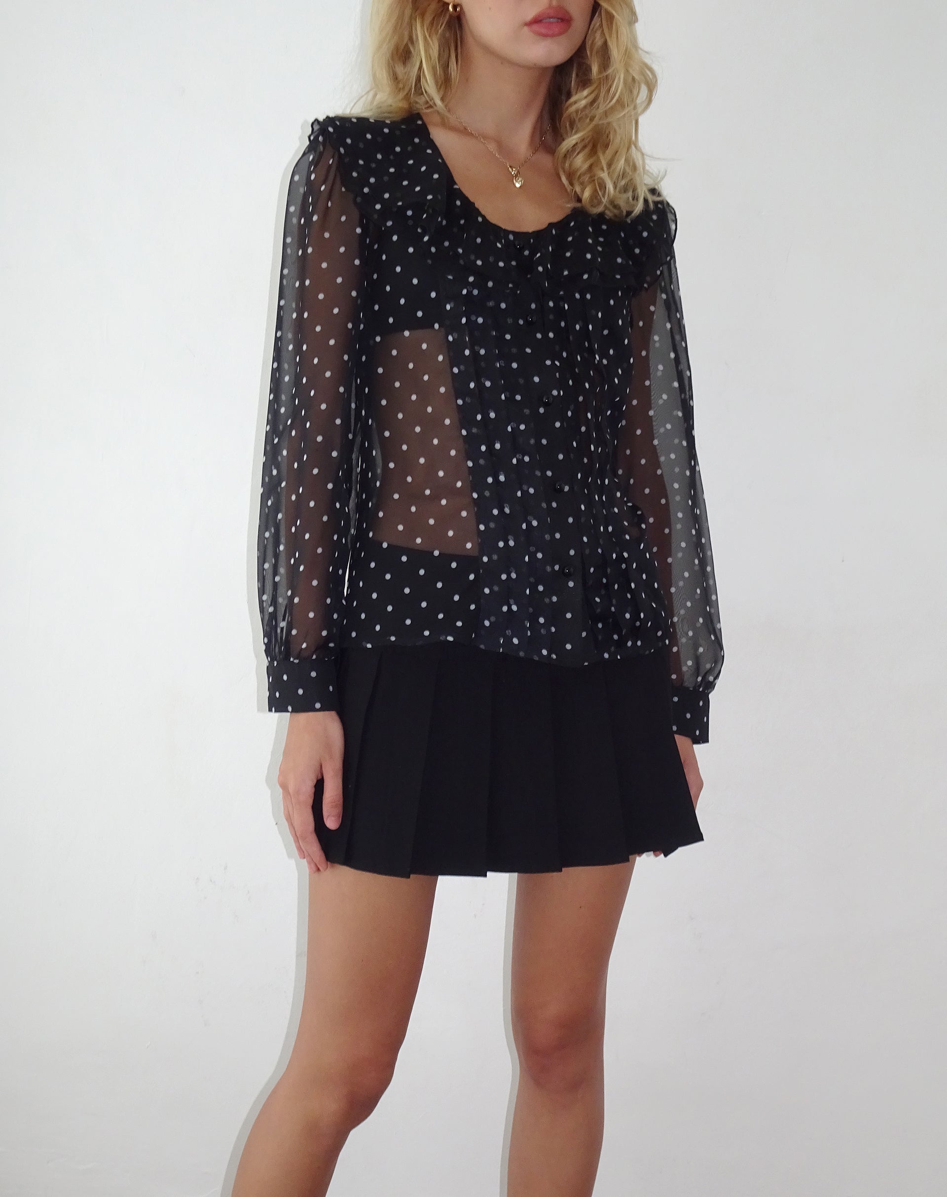 Immagine della blusa Zinnia in chiffon nero a pois