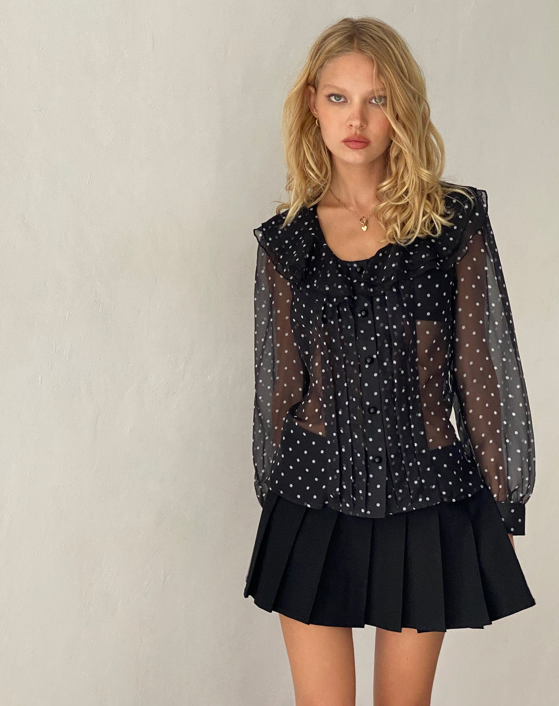 Immagine della blusa Zinnia in chiffon nero a pois