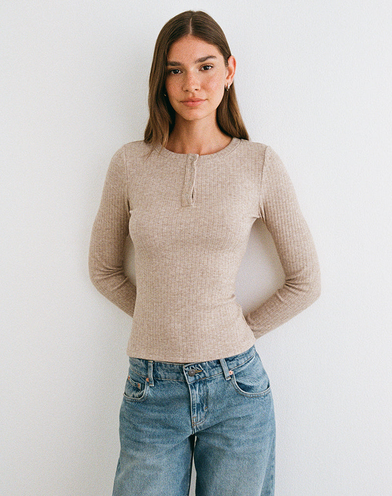 Immagine del top con maniche lunghe e bottoni Zinta in maglia a coste color avena