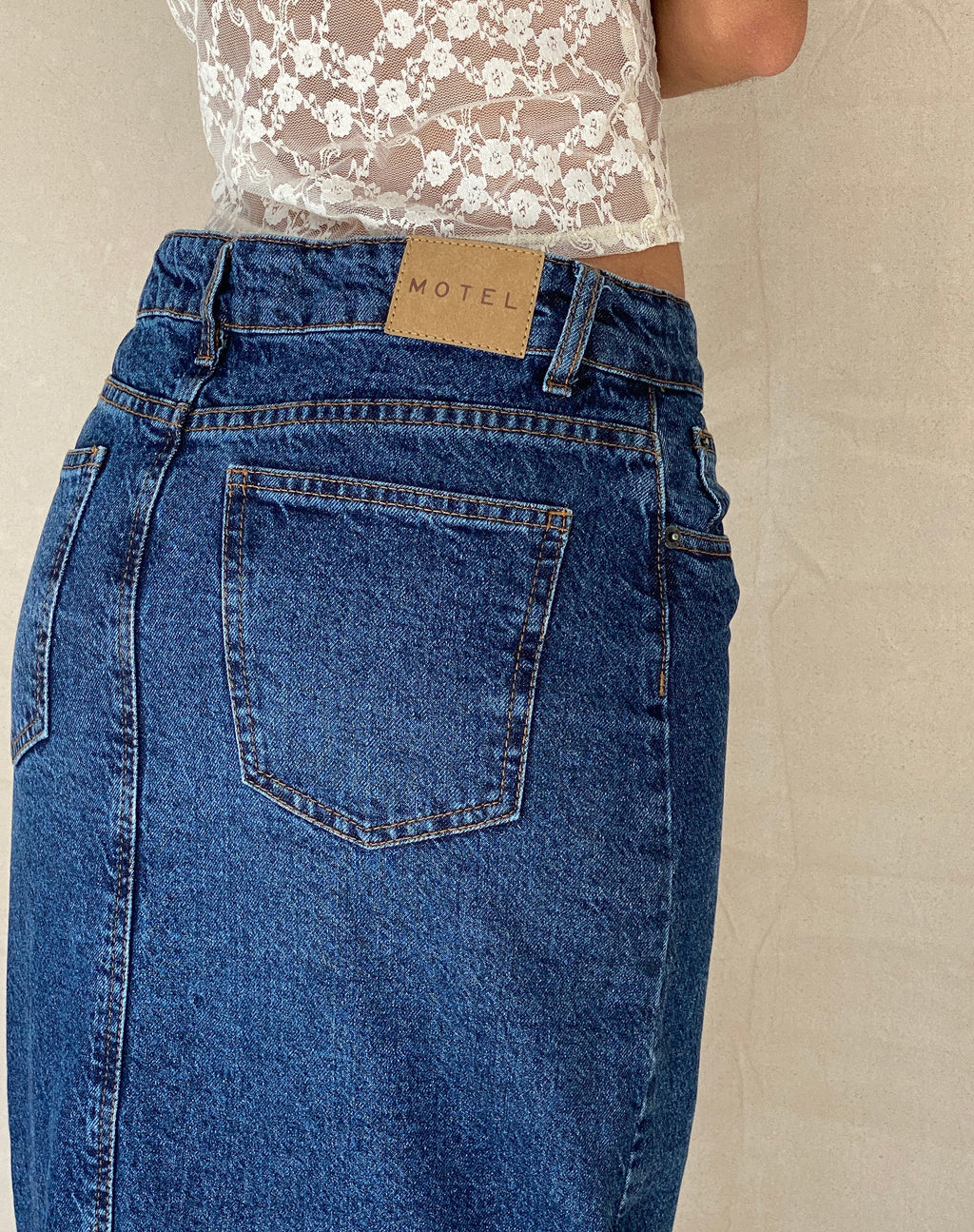 Maxi gonna a vita bassa in denim di colore blu medio usata