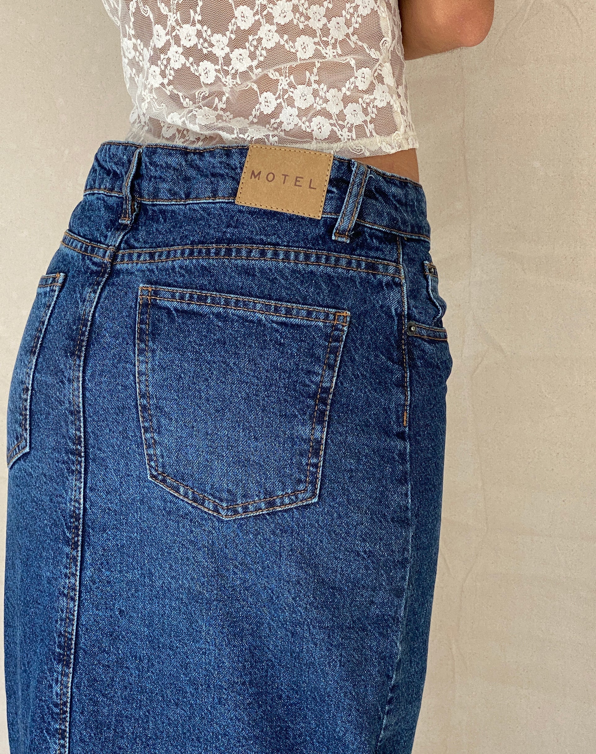 immagine di Maxi gonna in denim a vita bassa in blu medio usato