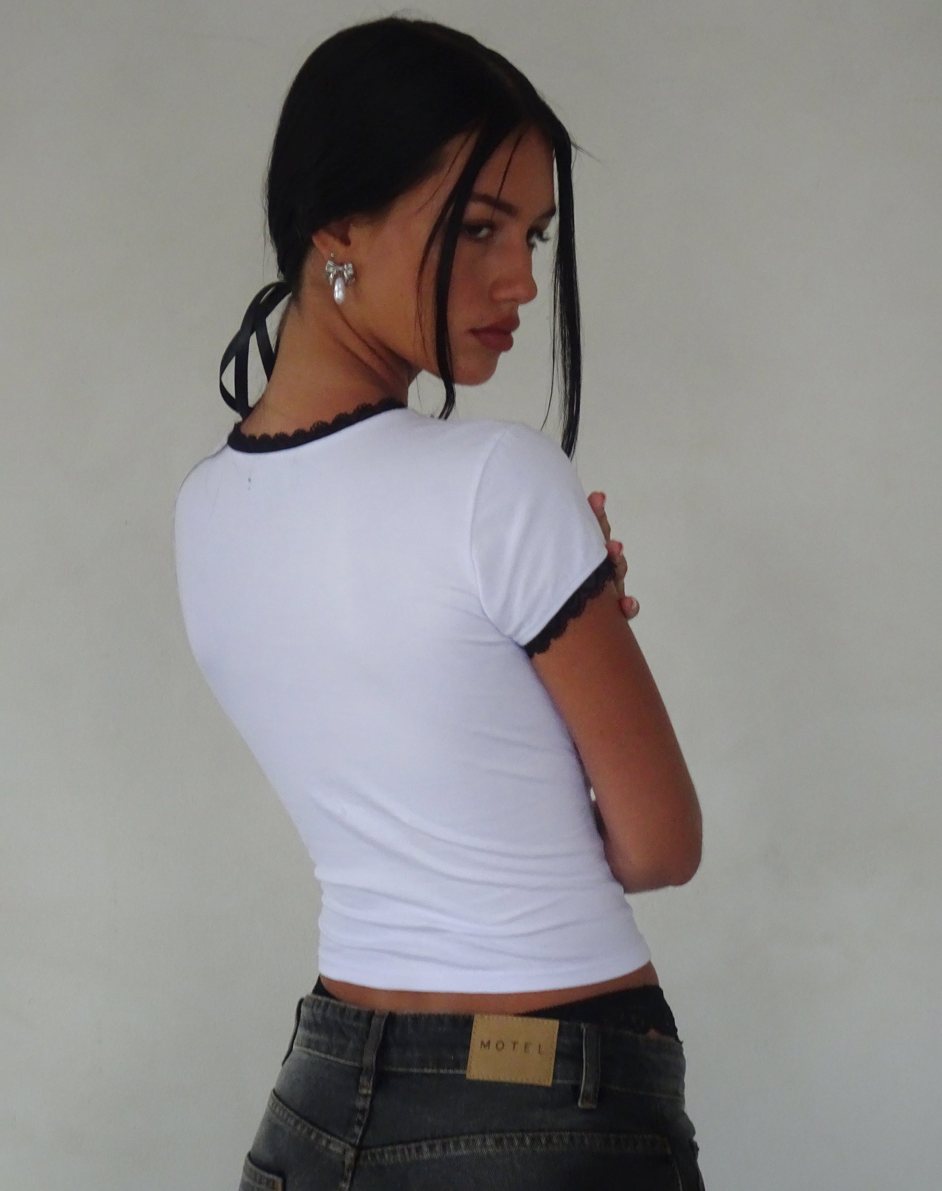 Immagine di Zyzy Baby Tee in bianco con stampa Heartbreaker