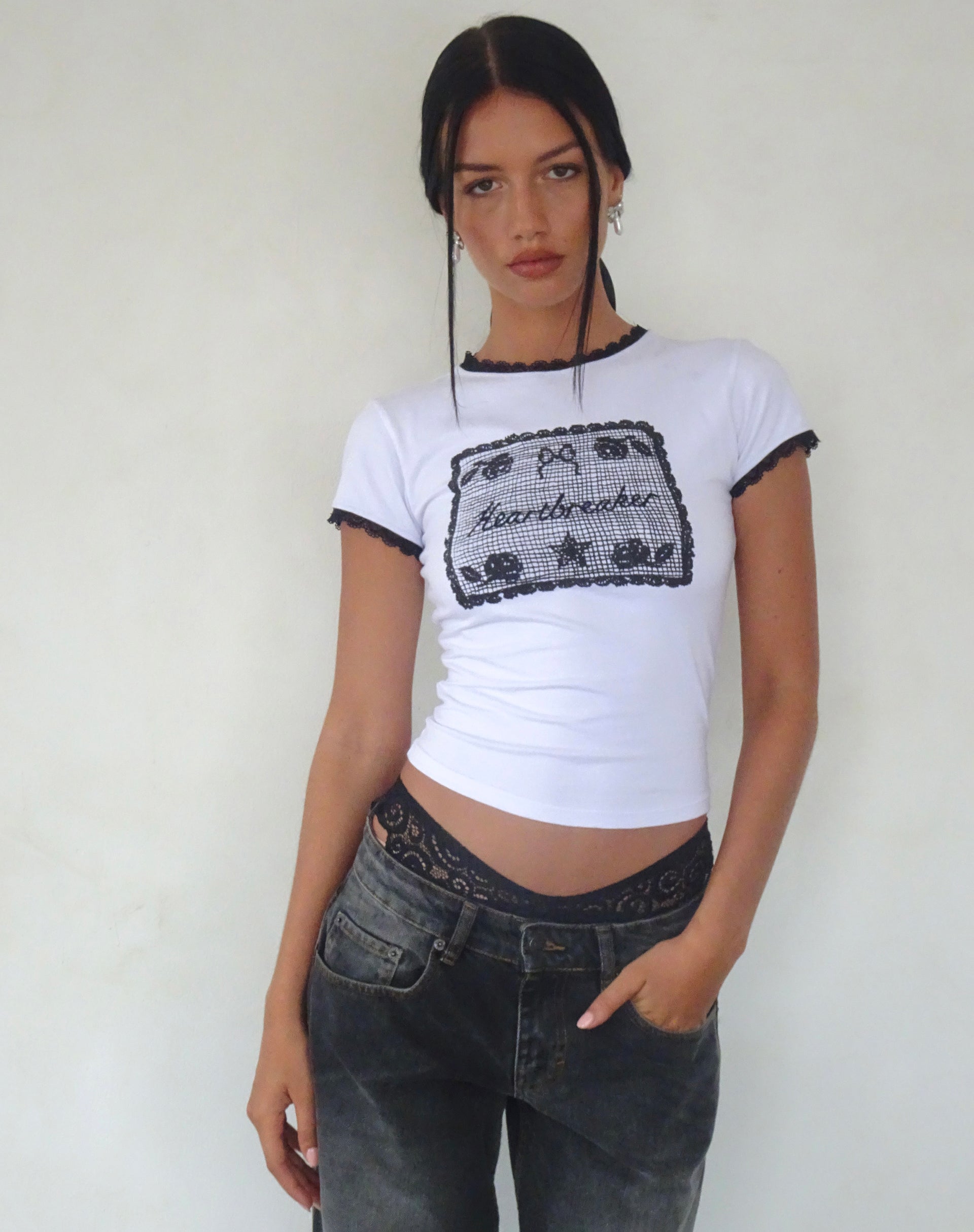 Immagine di Zyzy Baby Tee in bianco con stampa Heartbreaker