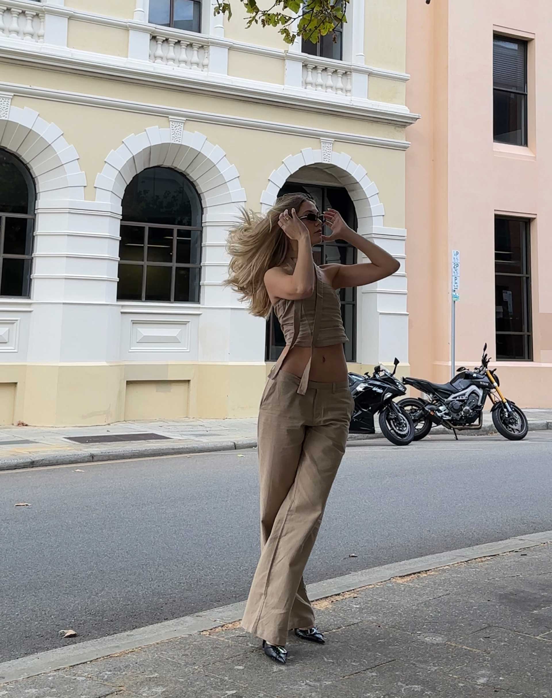 immagine di MOTEL X JACQUIE Pantaloni Jawi in grigio chiaro