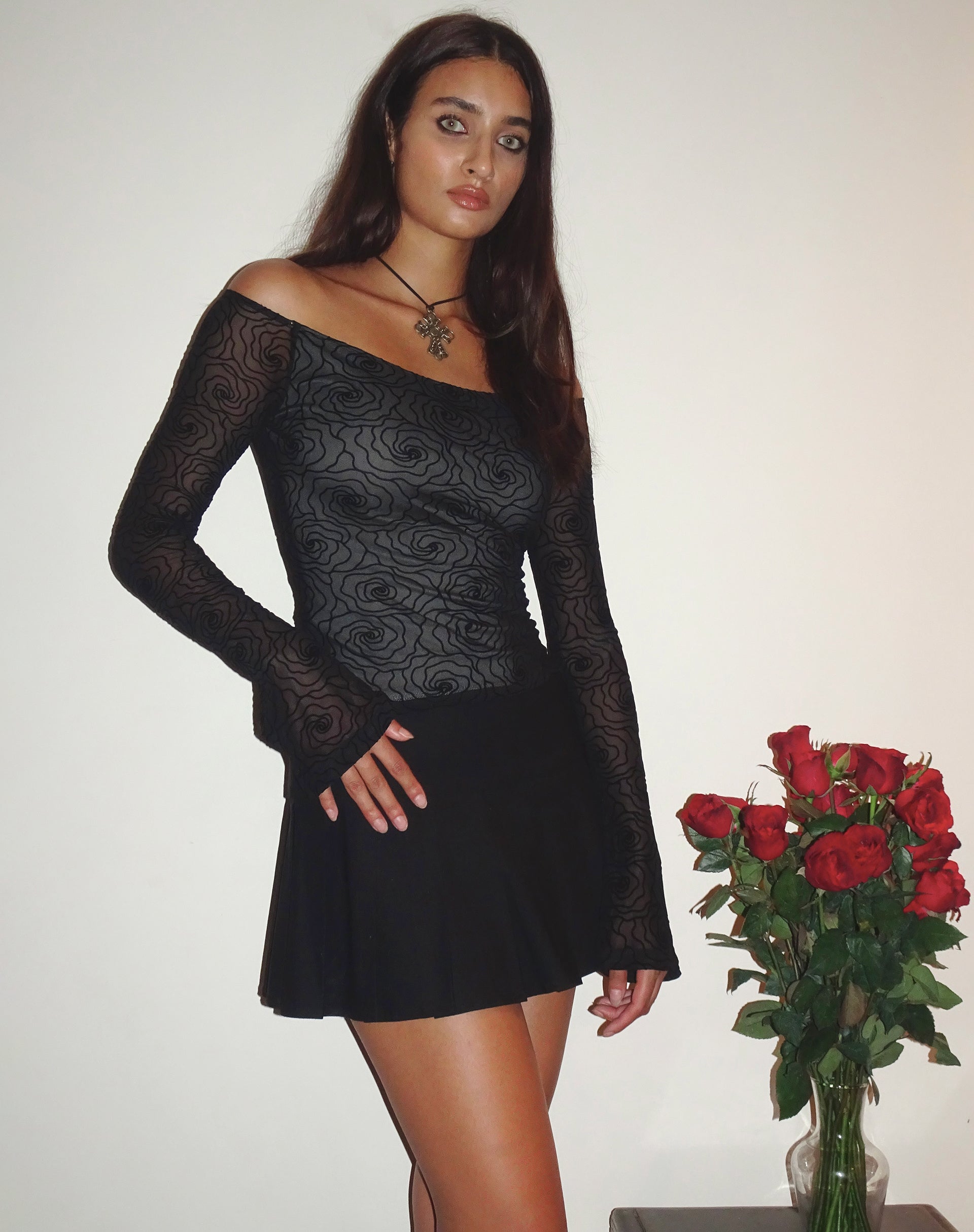 Immagine di Neira Top Bardot in rete a manica lunga in nero Abstract Flower Flock
