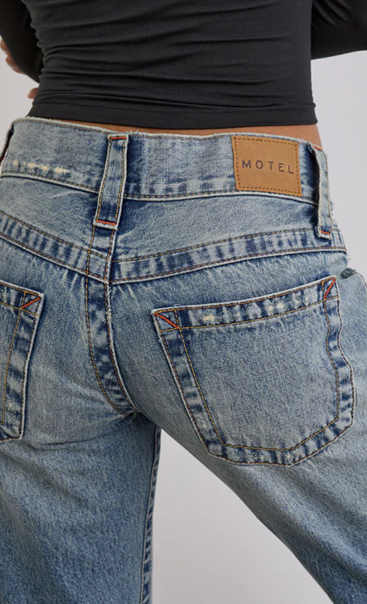 Strappato a vita bassa con cuciture ritorte