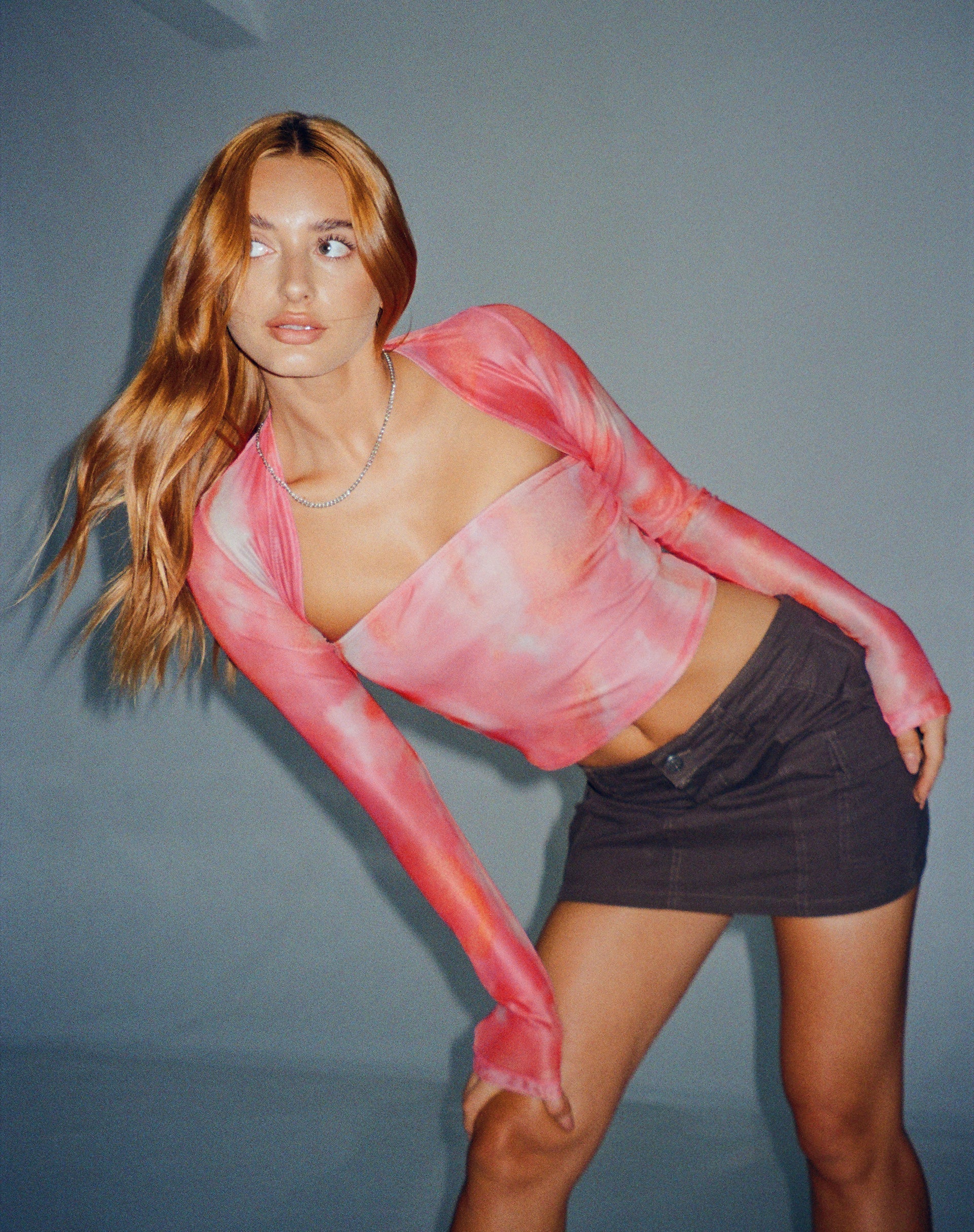 immagine di Kouna Bandeau Crop Top and Shrug Set in rosa astratto sfumato