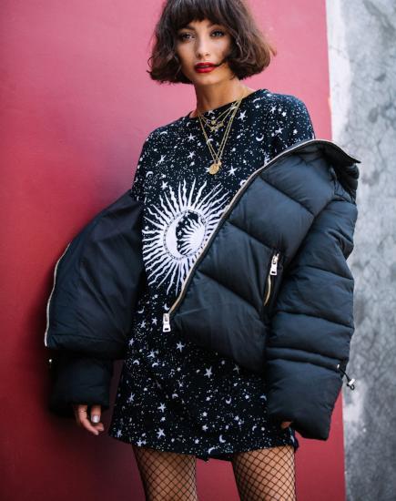 Maglietta oversize Sunny Kiss in Black Cosmos