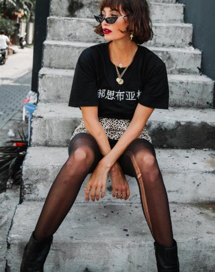 Immagine della t-shirt oversize Basic in nero Rebel Girls