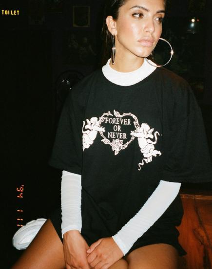 Immagine della t-shirt Sunny Kiss in nero Forever or Never