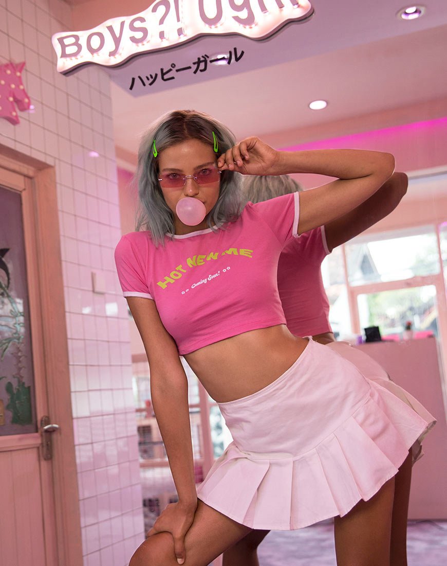 Mandita Crop Top in rosa brillante con testo Hot New Me X Top Girl